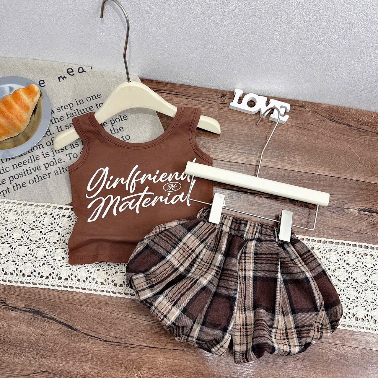 Sét áo nâu hở lưng quần bí bồng kẻ bé gái