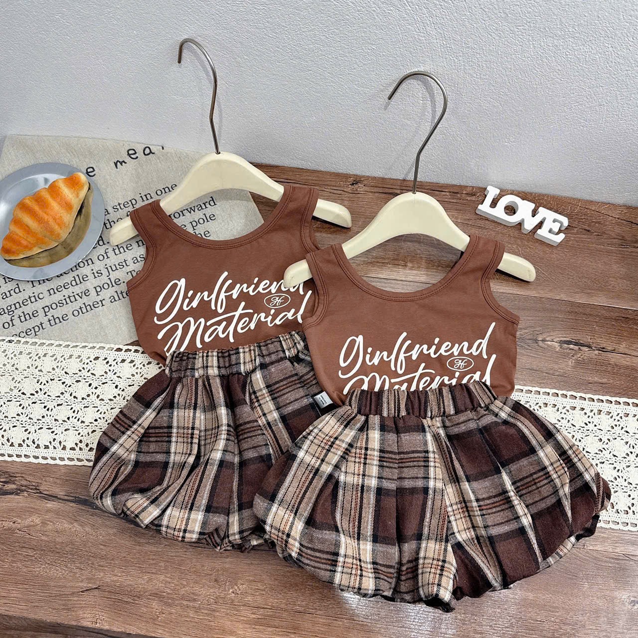 Sét áo nâu hở lưng quần bí bồng kẻ bé gái