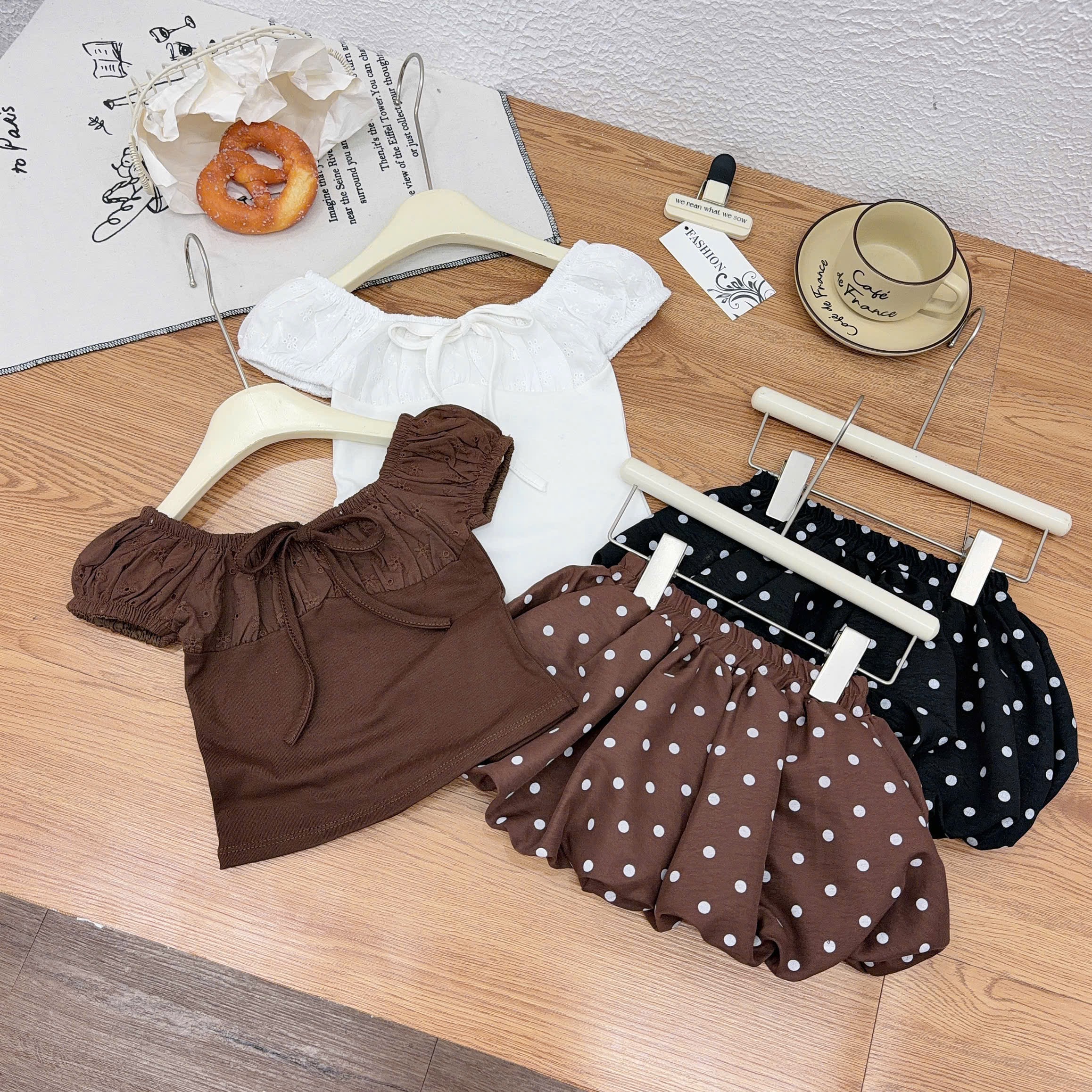 Sét áo ren phôia cotton quần bồng bi bé gái