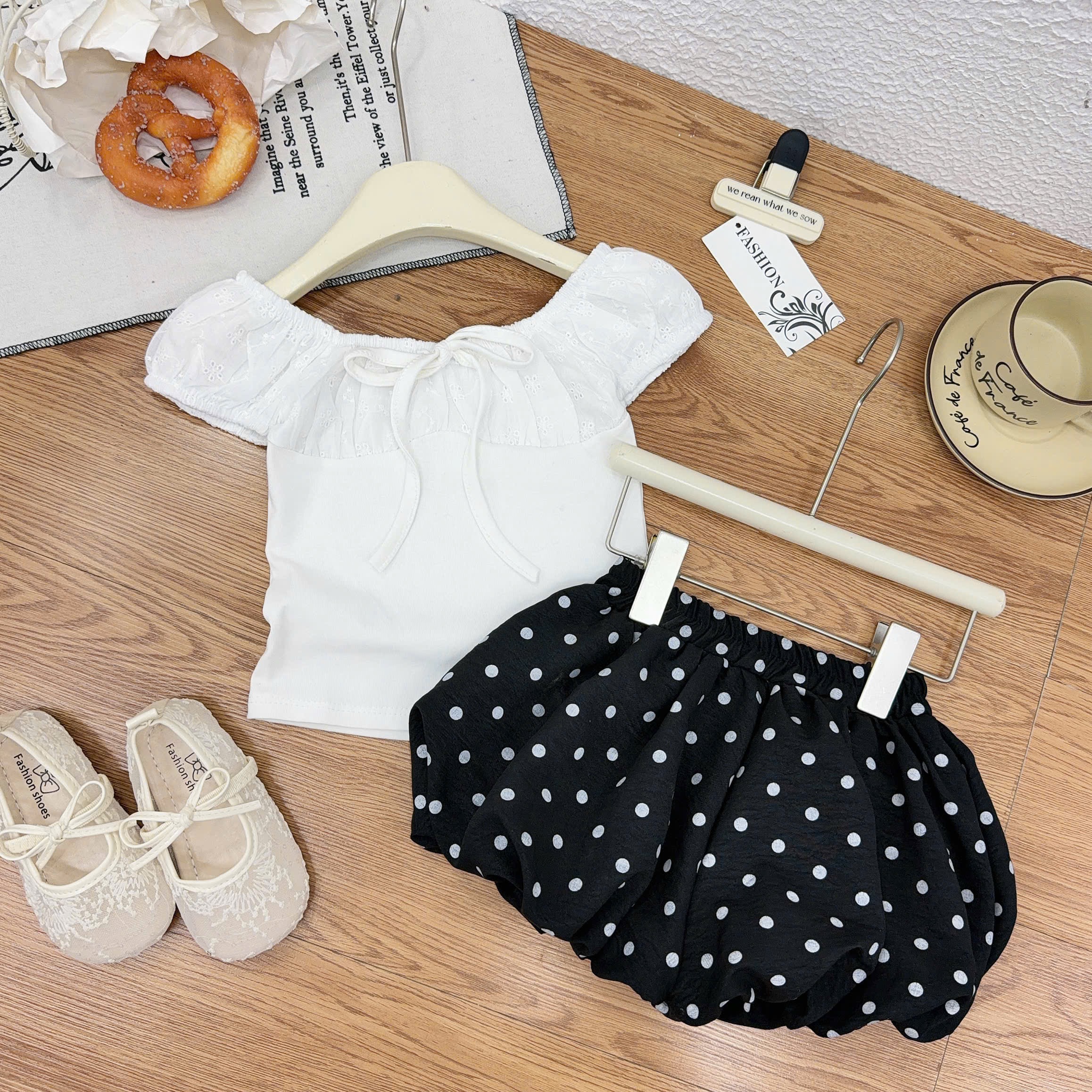 Sét áo ren phôia cotton quần bồng bi bé gái