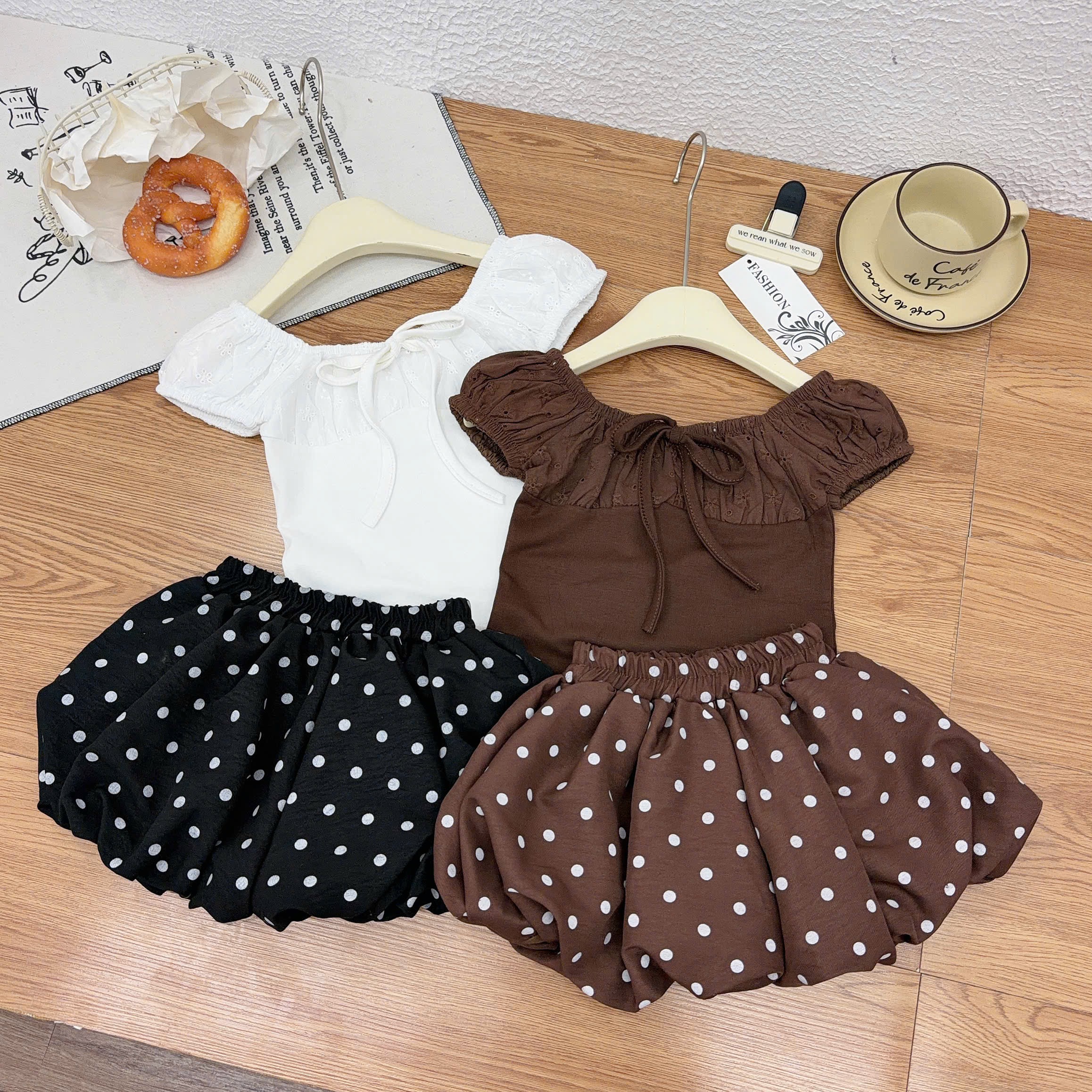 Sét áo ren phôia cotton quần bồng bi bé gái