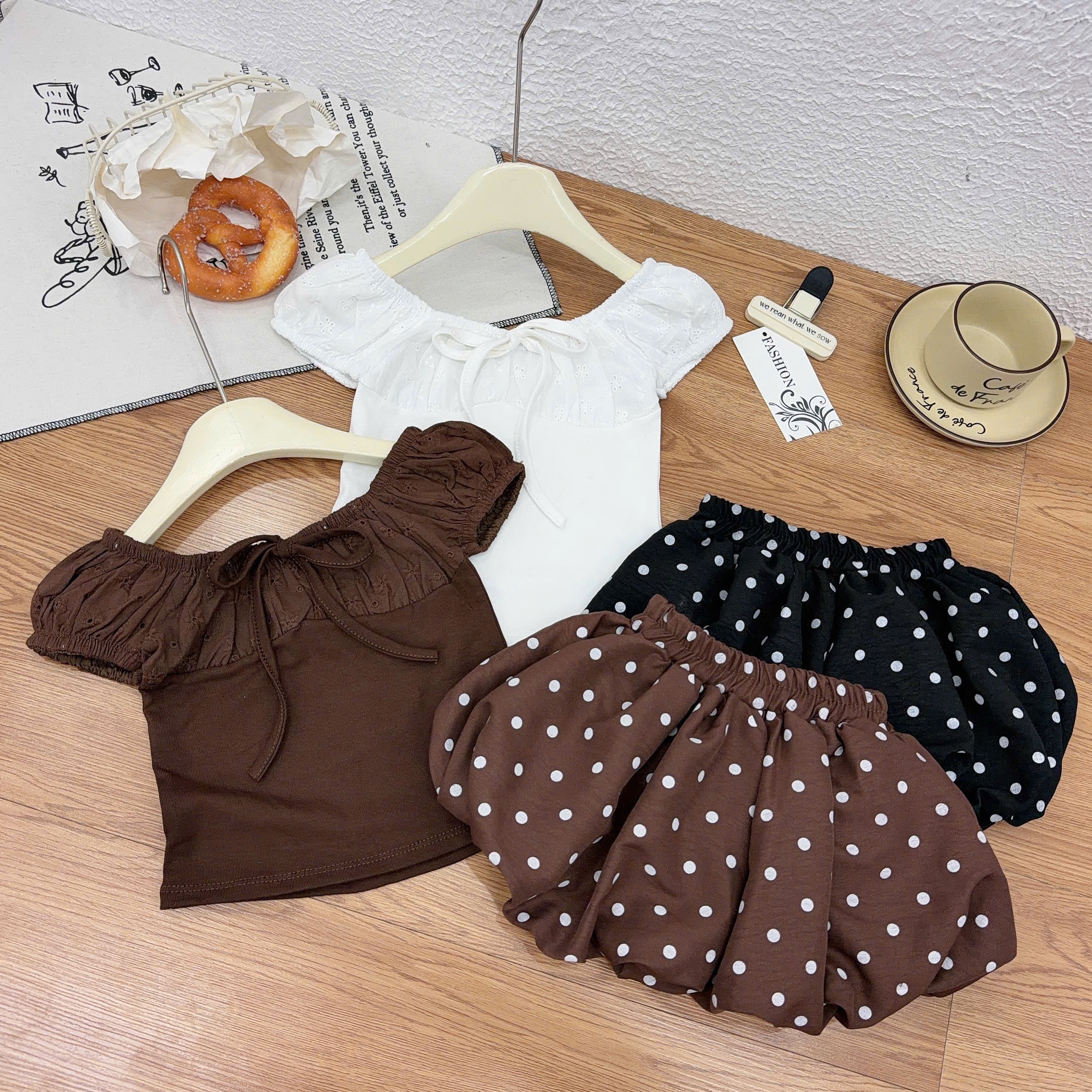 Sét áo ren phôia cotton quần bồng bi bé gái
