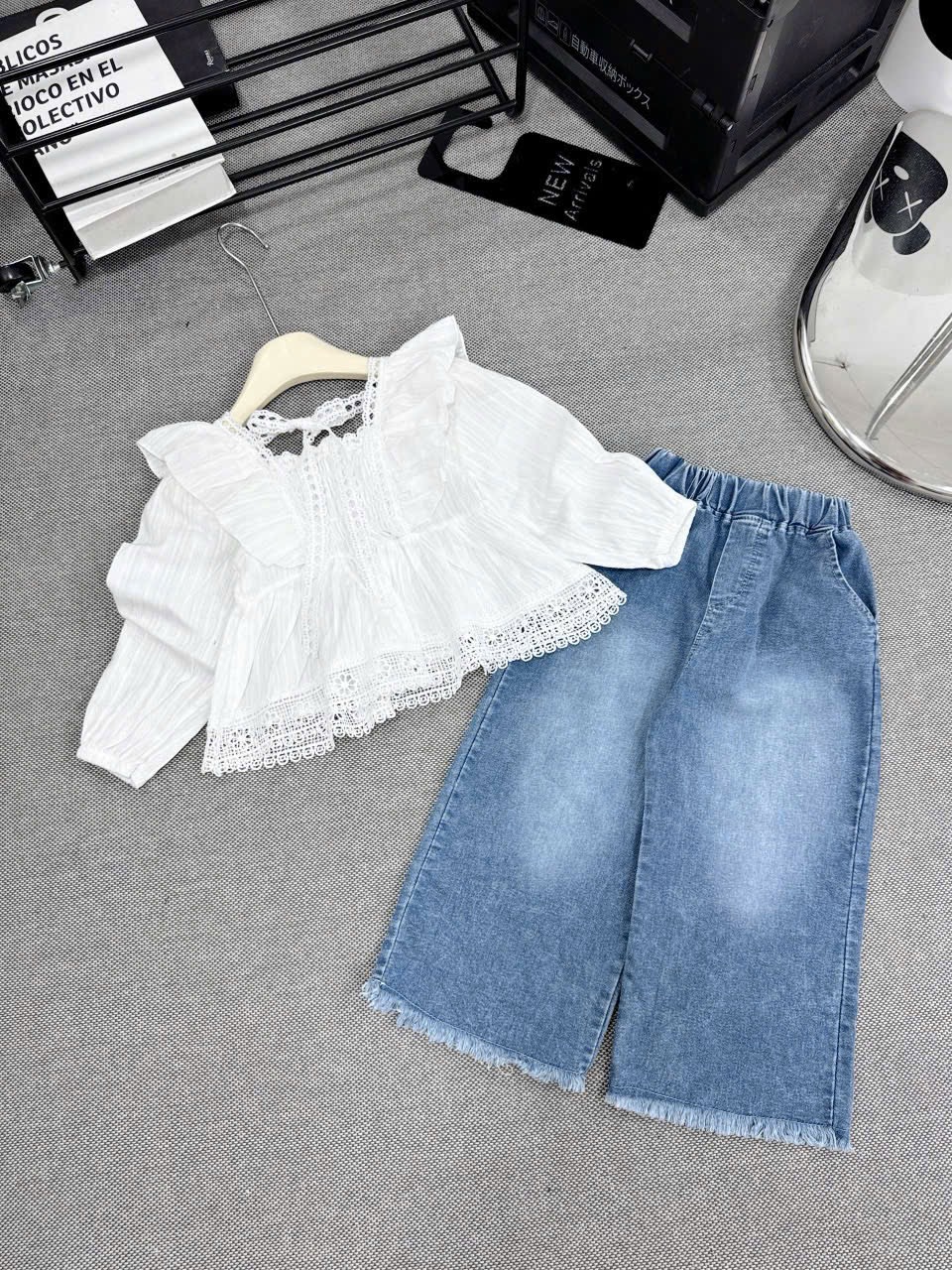 Sét áo ren trắng babydoll quần xuông dài bé gái