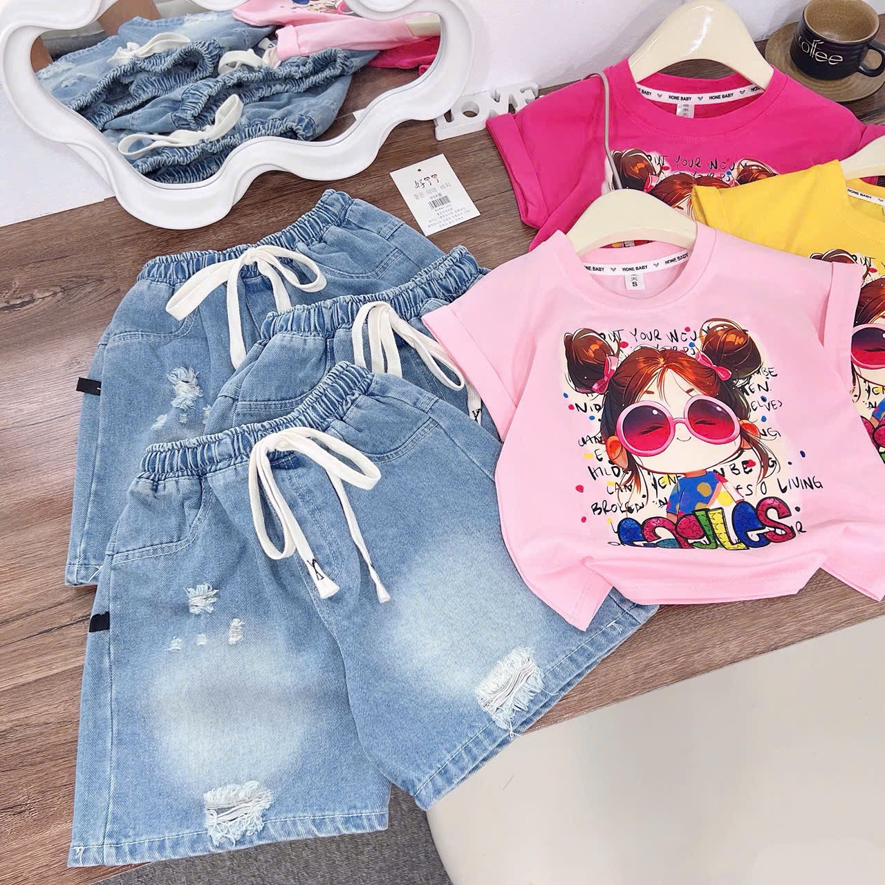 Sét áo tay hến hình 3 màu quần sooc bò bé gái