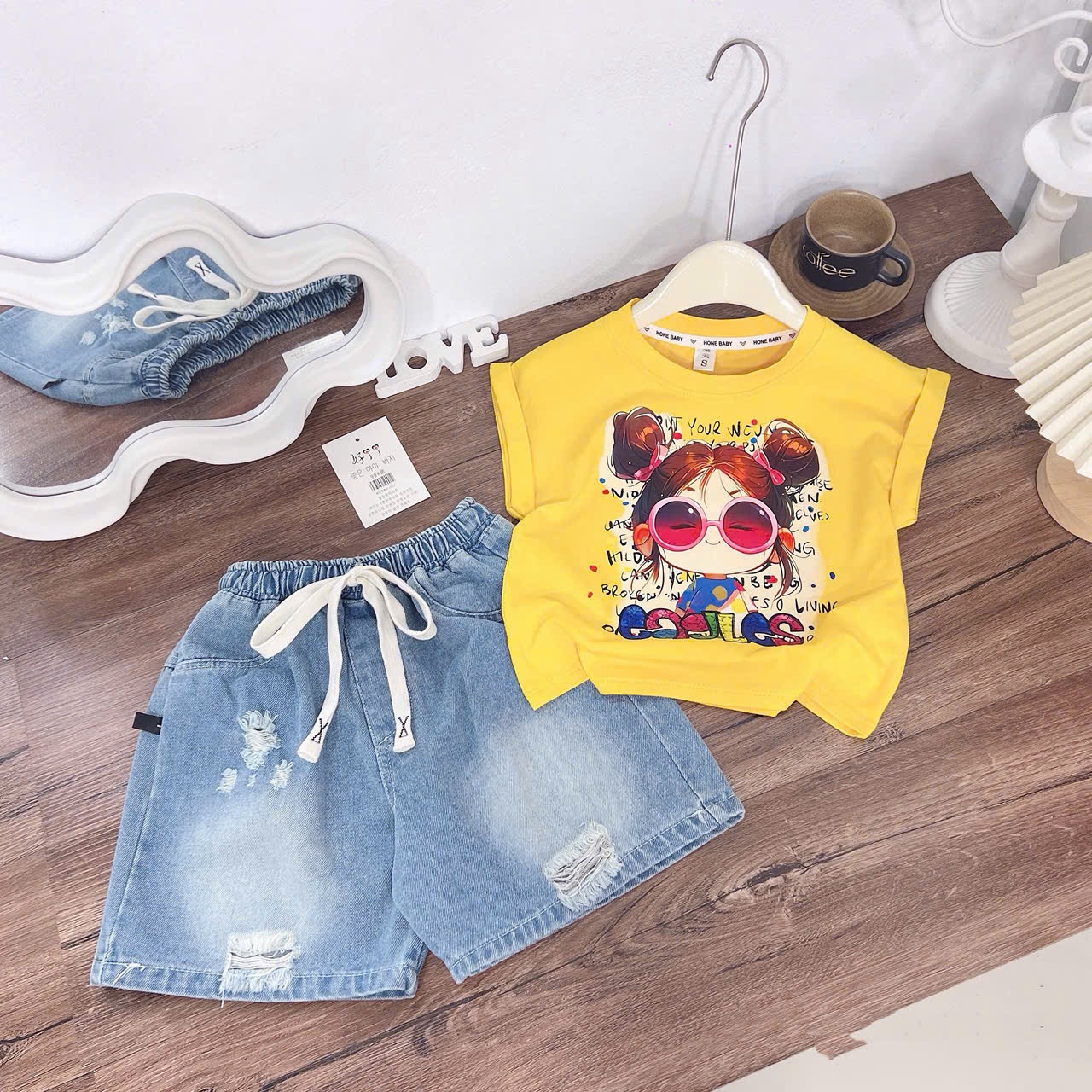 Sét áo tay hến hình 3 màu quần sooc bò bé gái