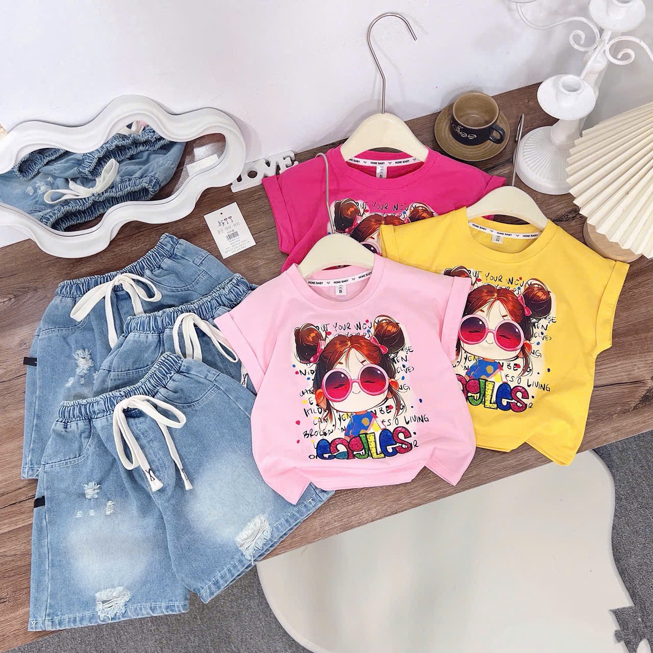 Sét áo tay hến hình 3 màu quần sooc bò bé gái