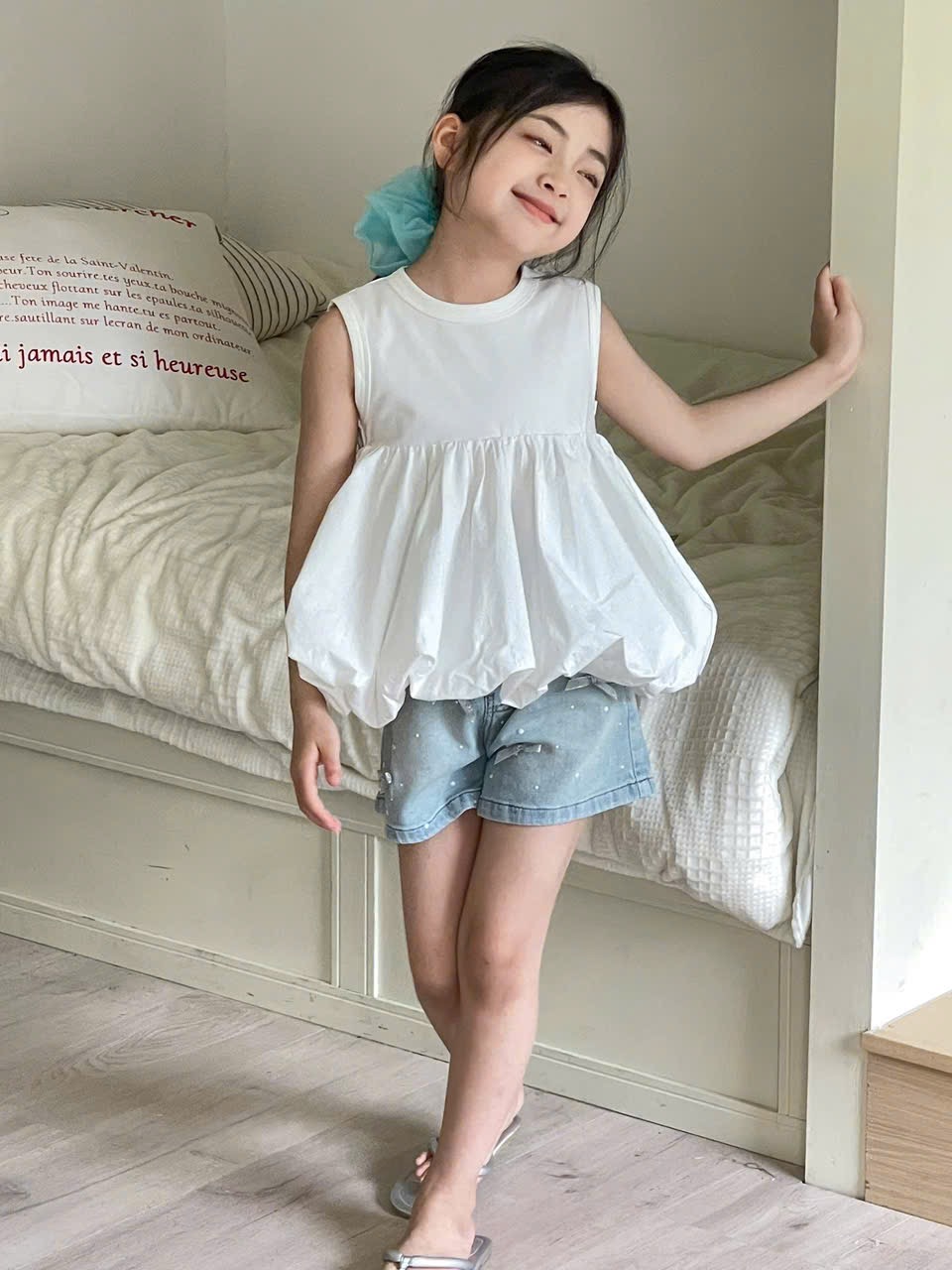 Sét áo trắng bồng quần sooc bò bé gái