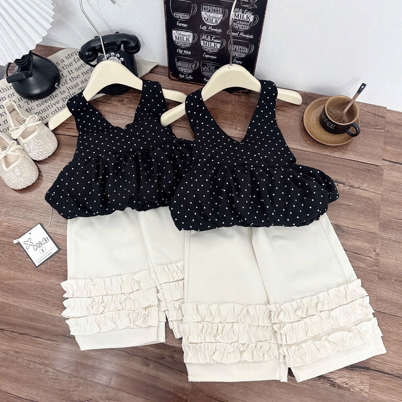 Sét áo yếm chấm bi đen quần xuông bé gái xk