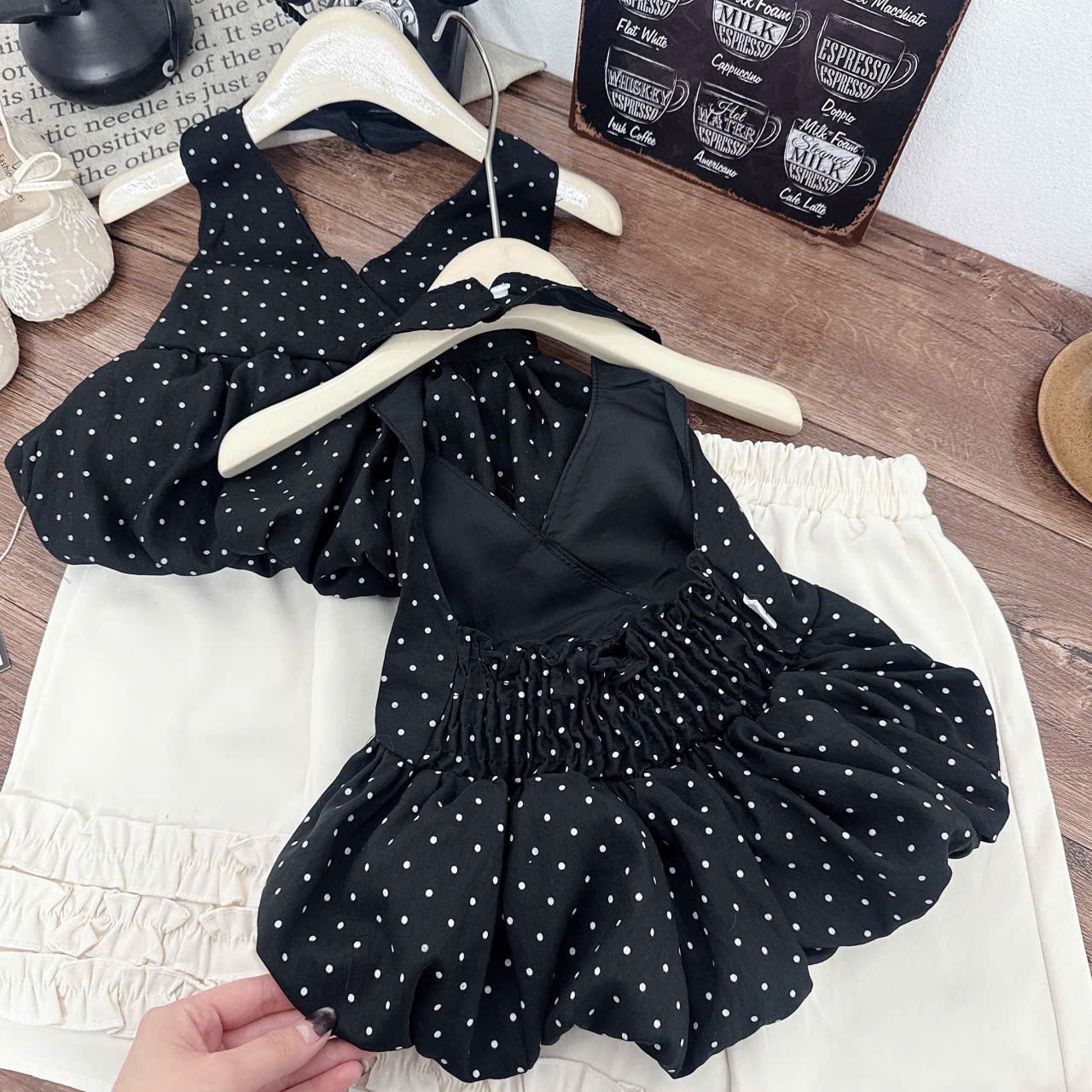 Sét áo yếm chấm bi đen quần xuông bé gái xk