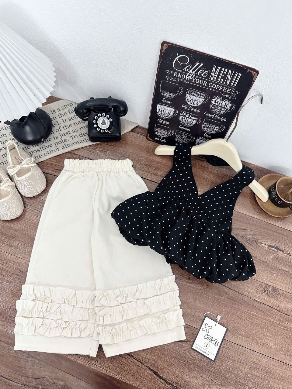 Sét áo yếm chấm bi đen quần xuông bé gái xk
