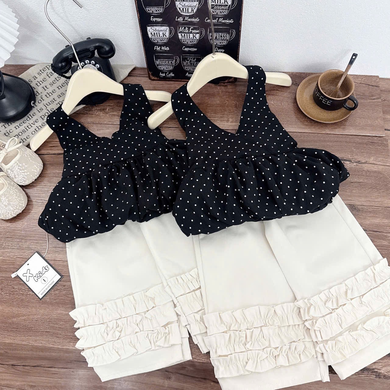 Sét áo yếm chấm bi đen quần xuông bé gái xk