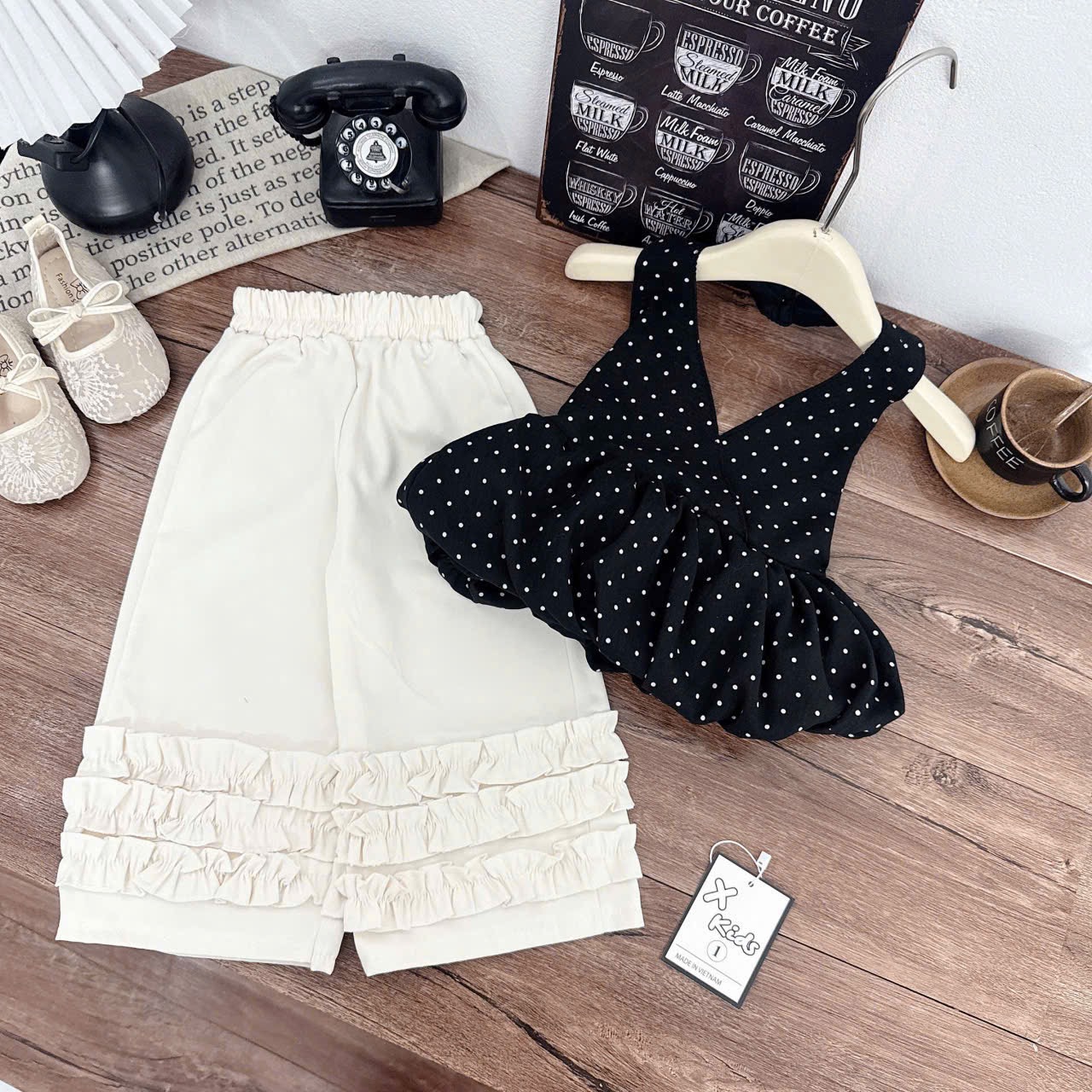 Sét áo yếm chấm bi đen quần xuông bé gái xk