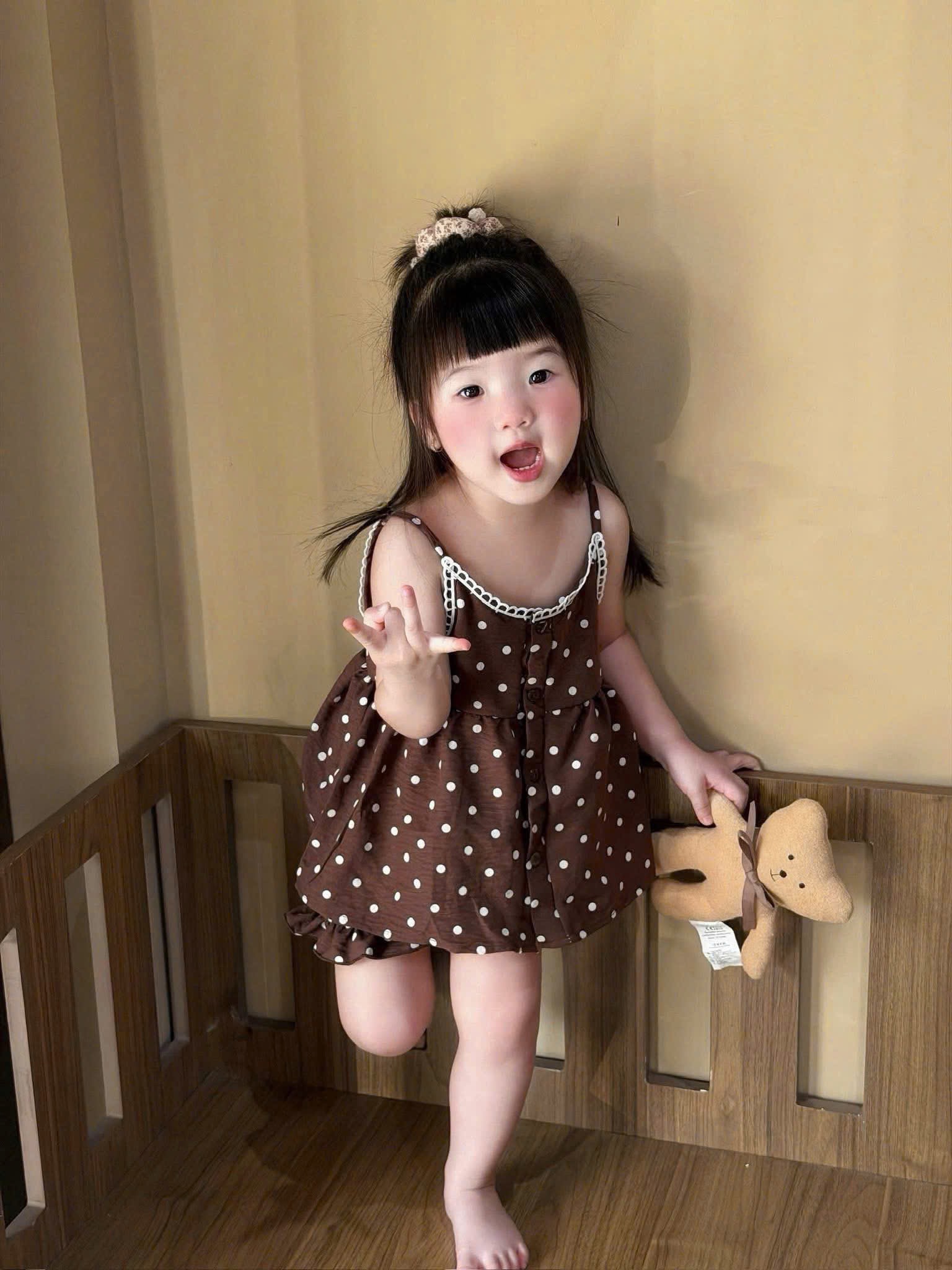 Sét bộ 2 dây nâu kem quần bèo bé gái
