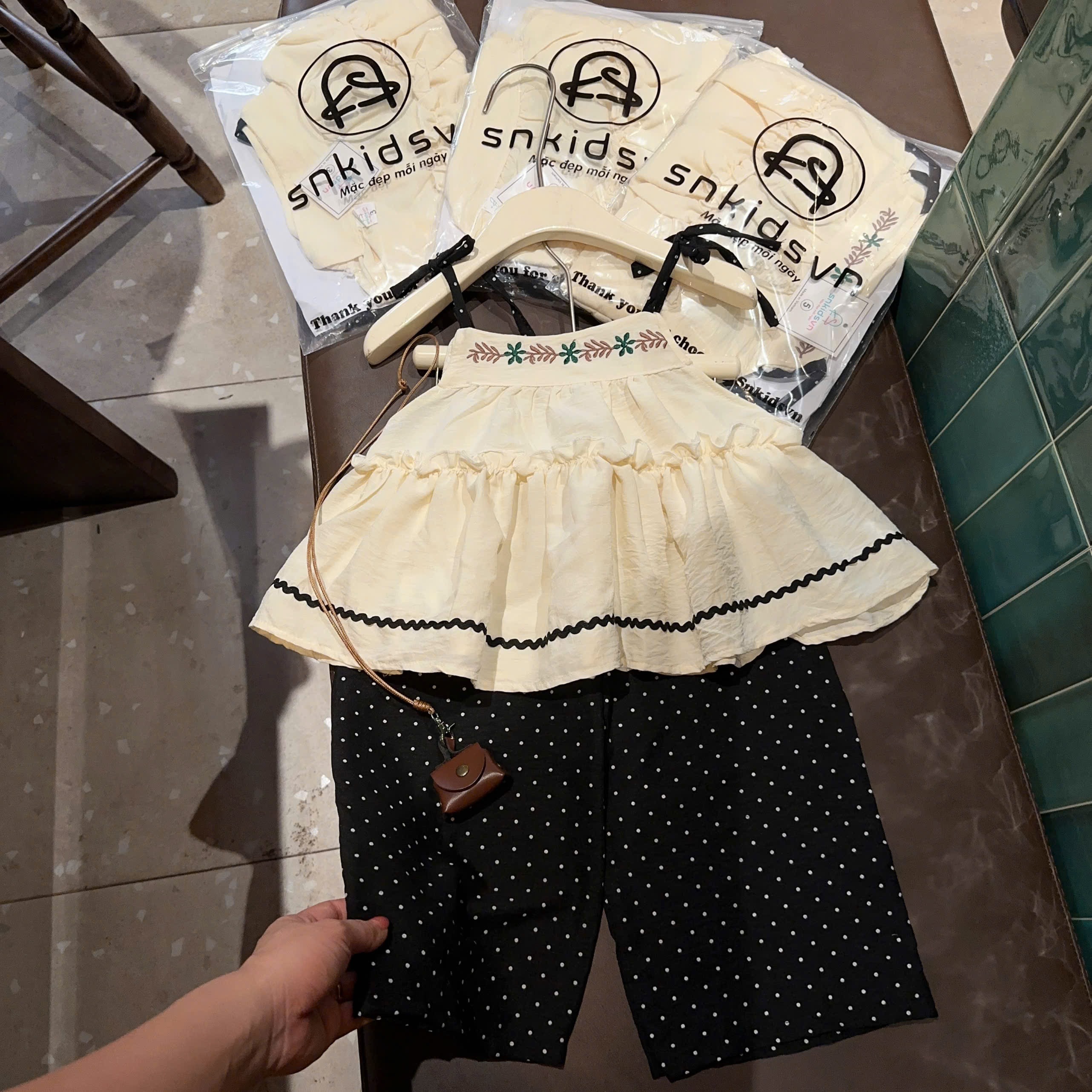 Sét bộ 2 dây quần xuông đen bi bé gái