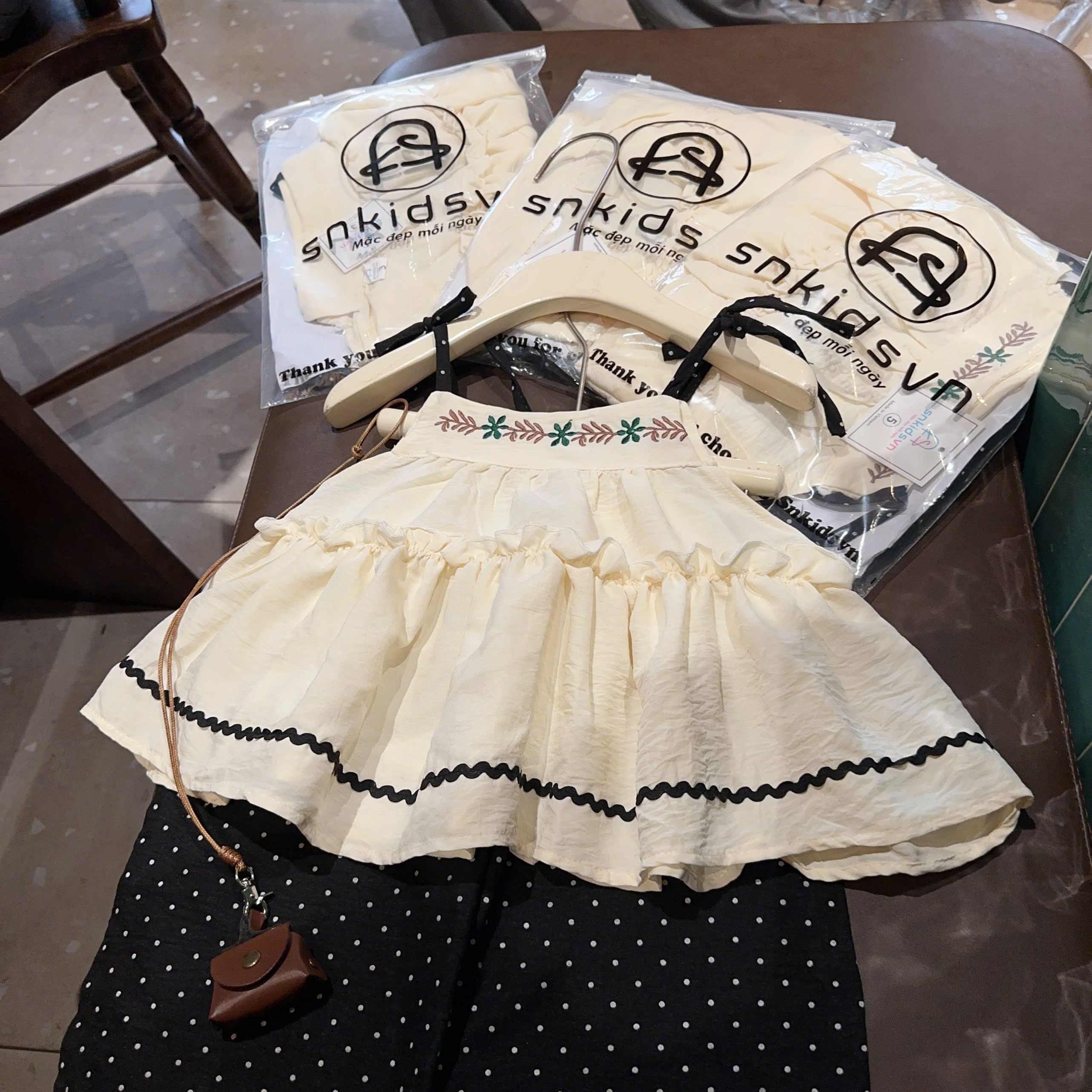 Sét bộ 2 dây quần xuông đen bi bé gái