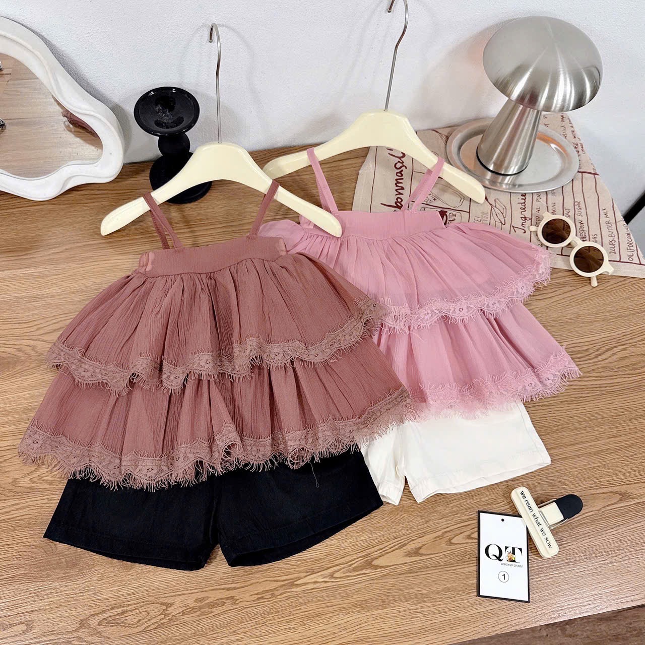 Sét bộ 2 dây tầng nâu hồng quần socc bé gái