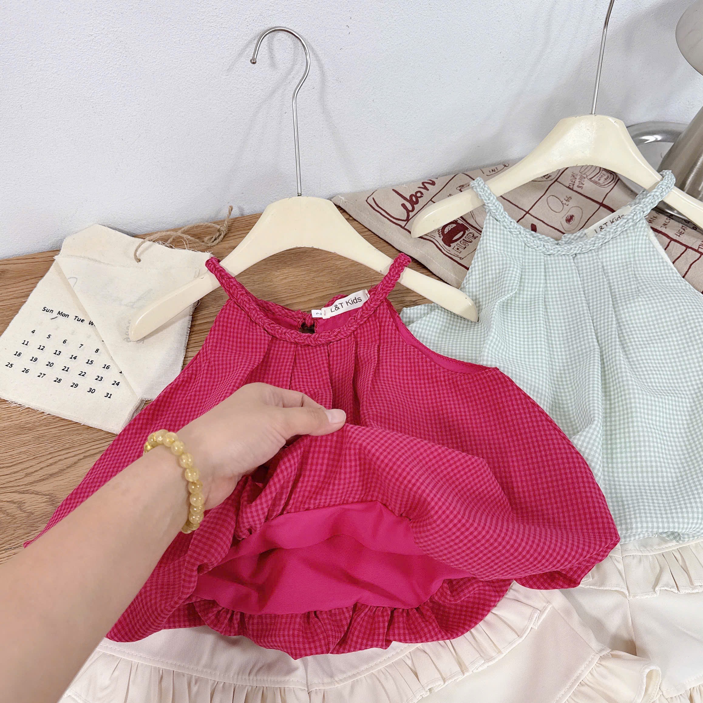 Sét bộ áo cổ tròn thân bồng quần thô trắng bé gái