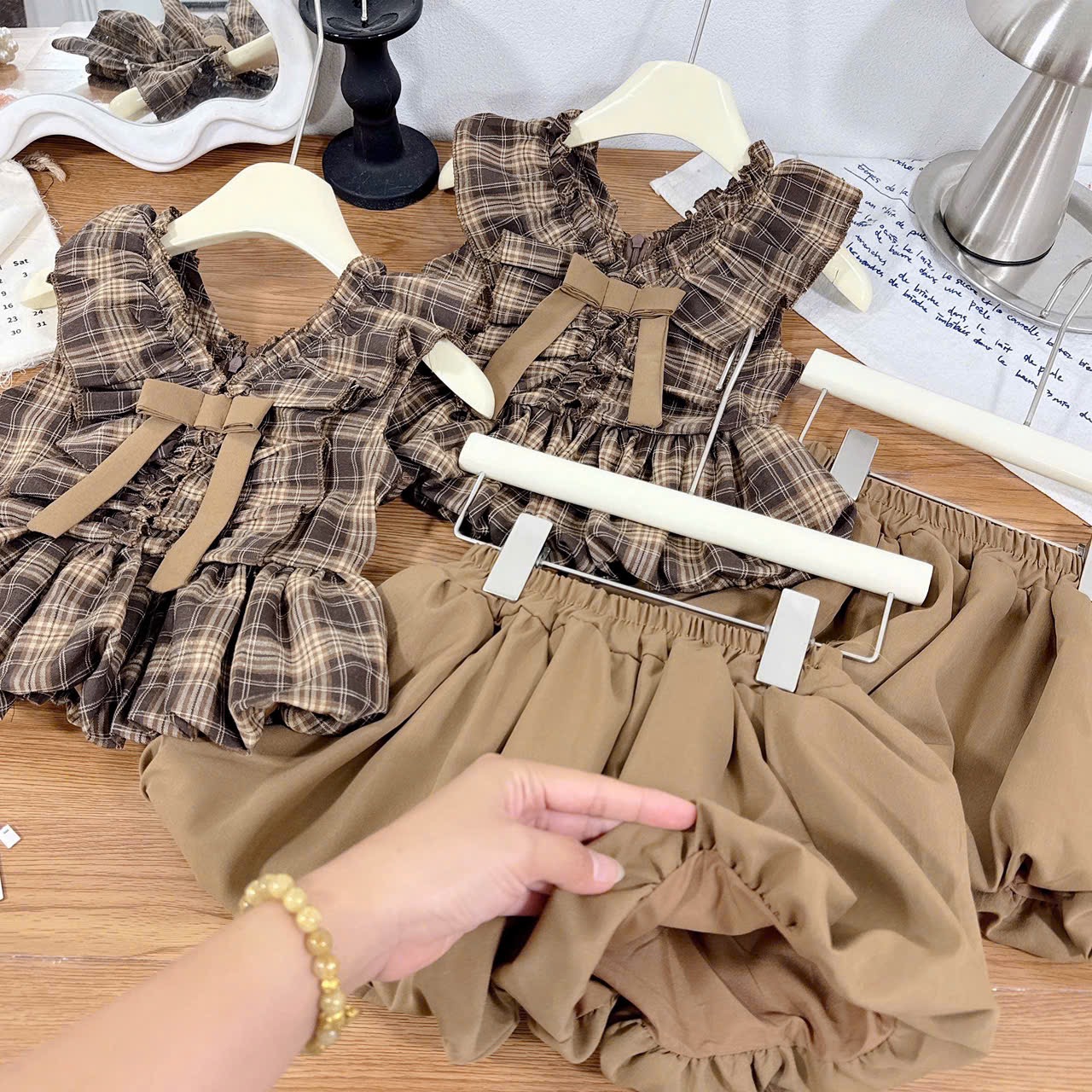 Sét bộ áo kẻ cổ tim quần bồng nâu kh bé gái
