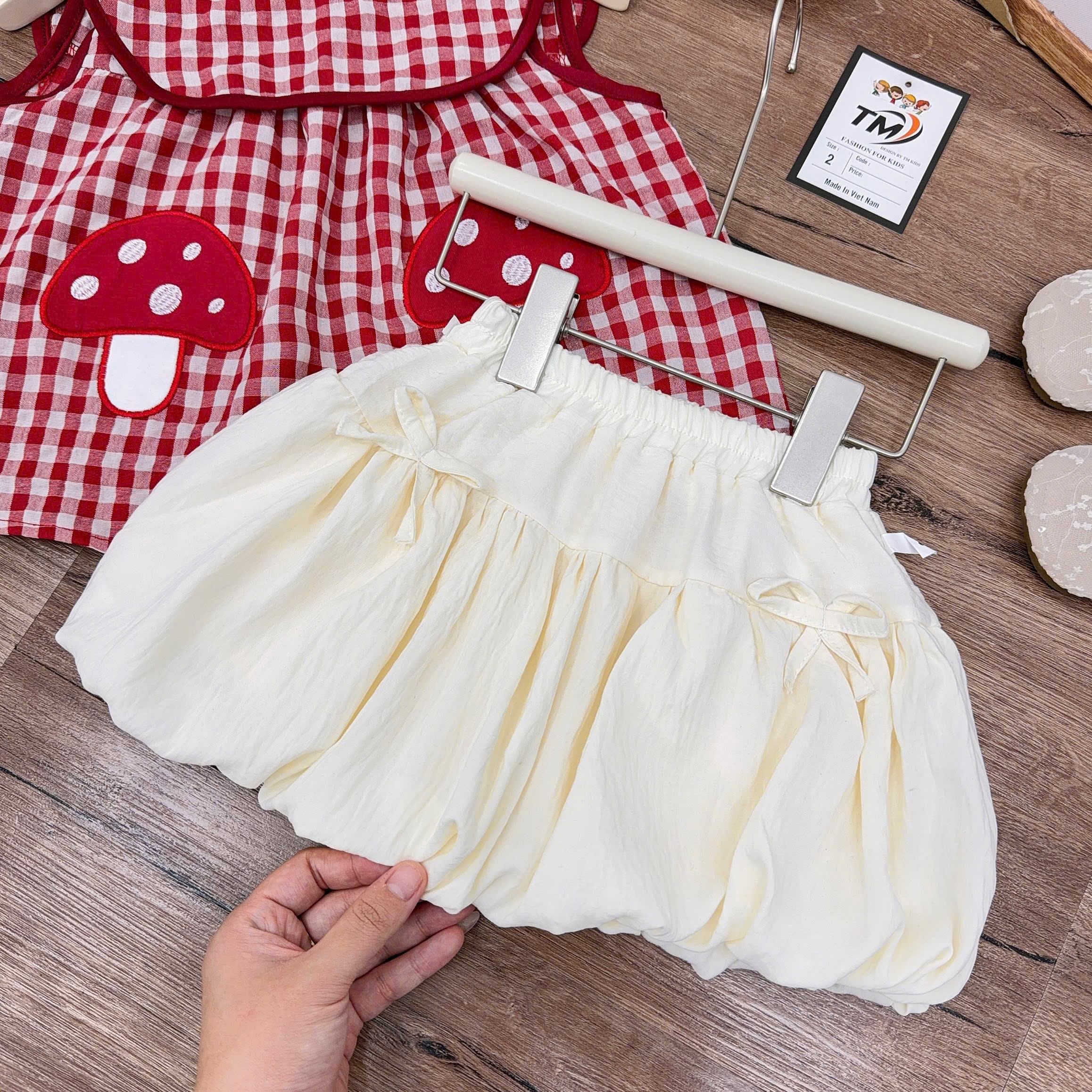 Sét bộ áo kẻ đỏ kèm túi nấm cv bồng bí bé gái