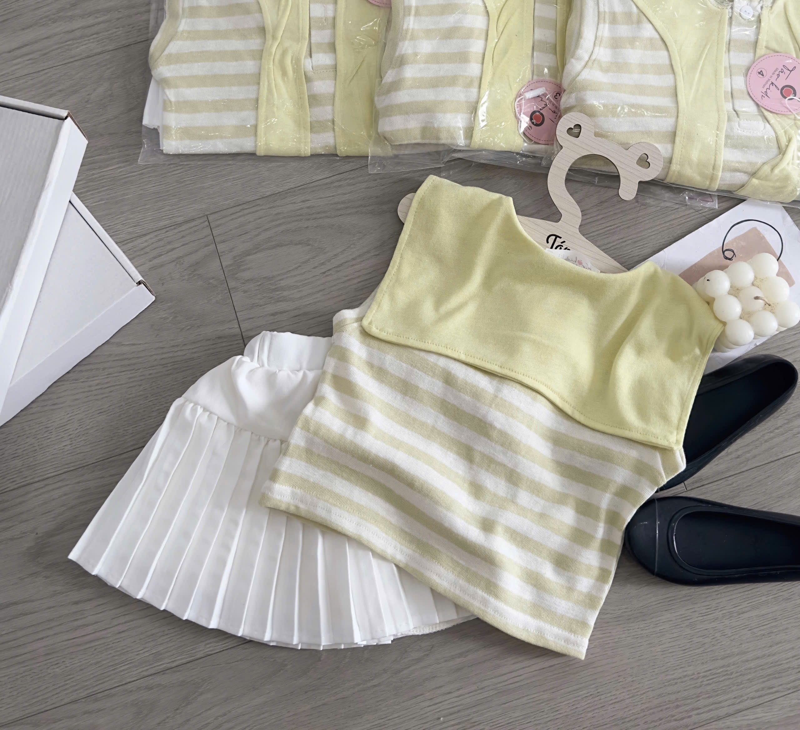 Sét bộ áo kẻ vàng cv xếp ly trắng bé gái