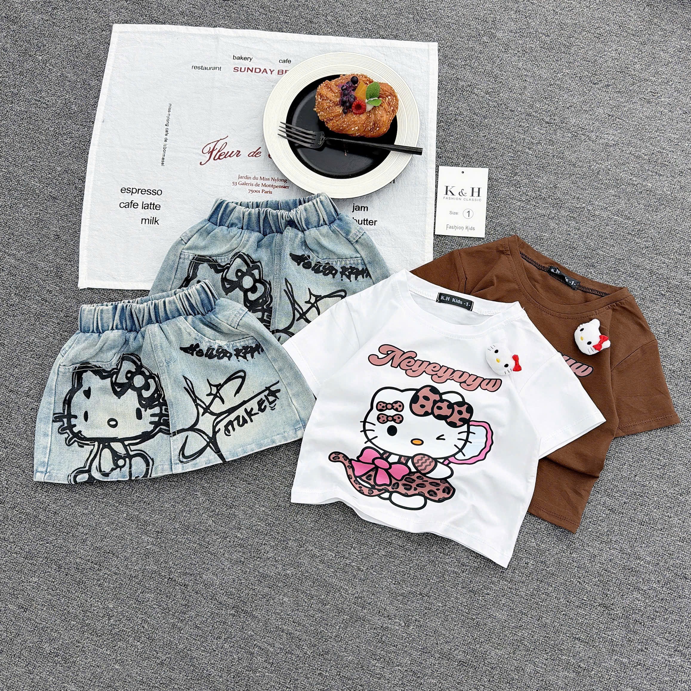 Sét bộ áo kitty nâu trắng cv bò bé gái