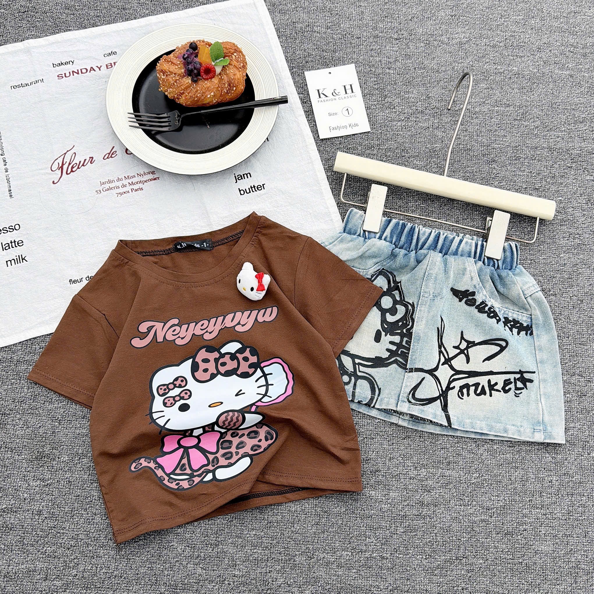 Sét bộ áo kitty nâu trắng cv bò bé gái