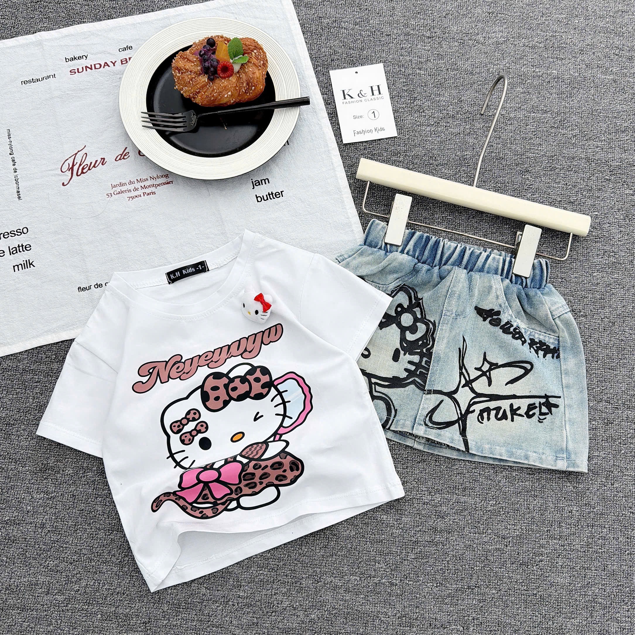 Sét bộ áo kitty nâu trắng cv bò bé gái