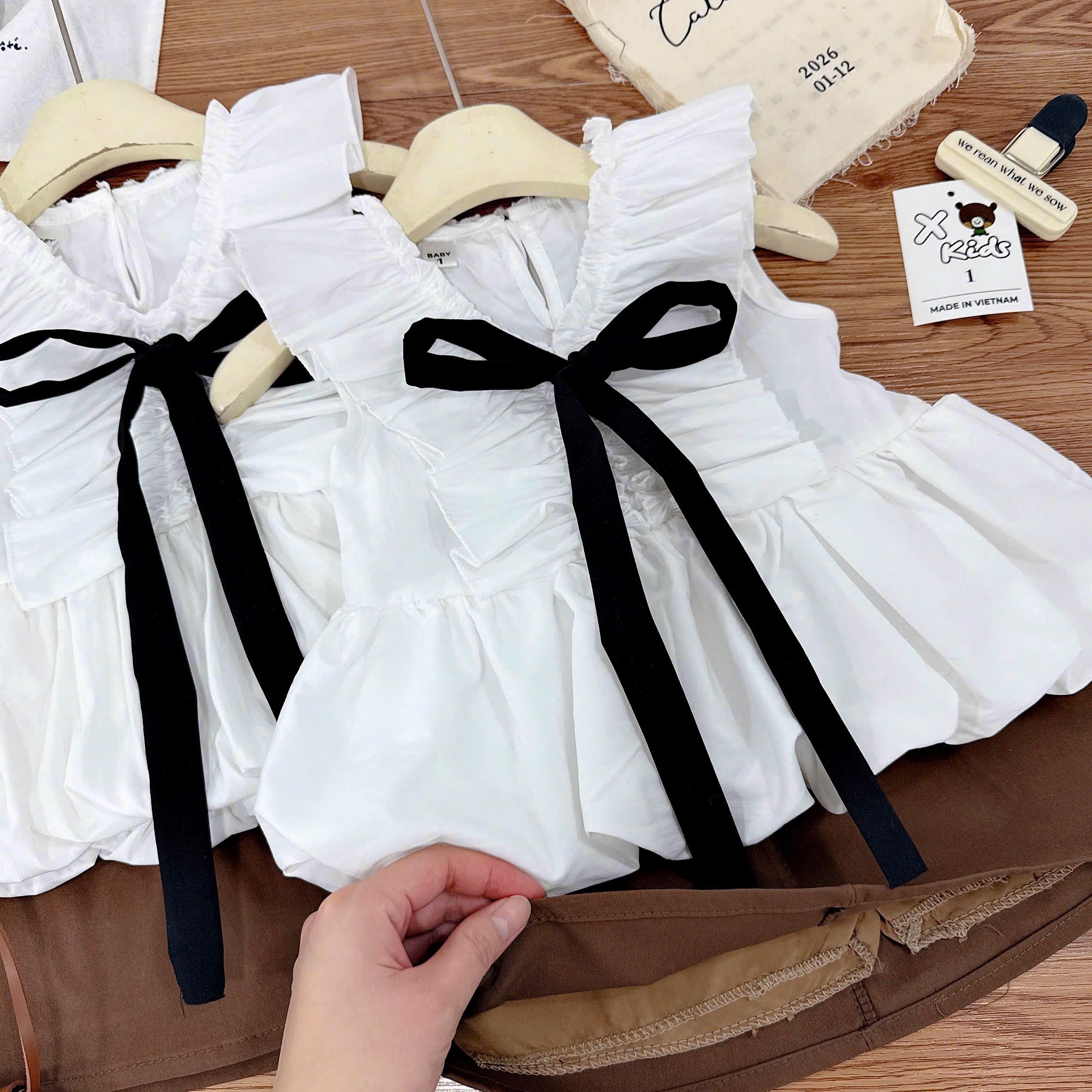 Sét bộ áo trắng cổ tin cv kaki nâu bé gái xk