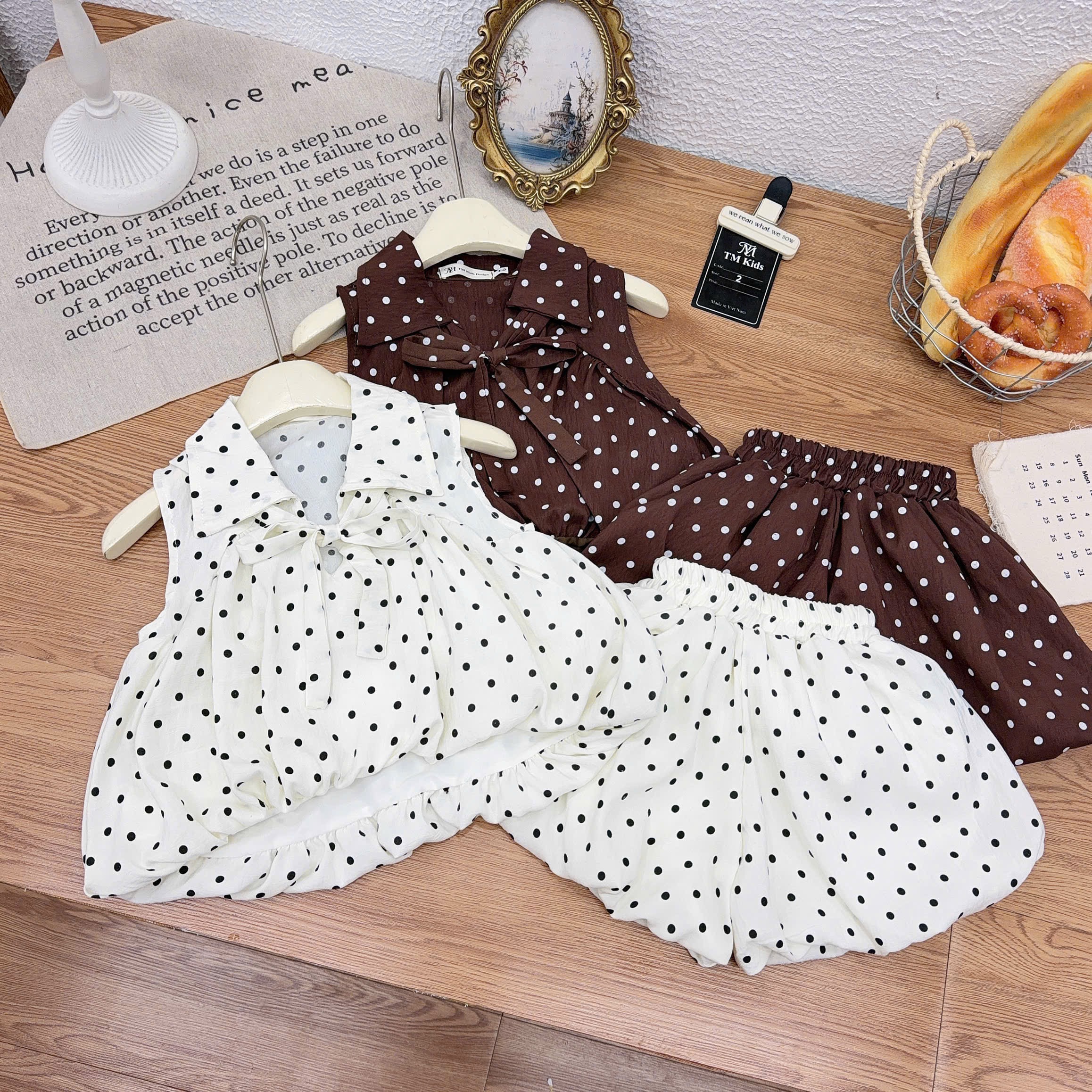 Sét bộ chấm bi bồng cổ bẻ nâu trắng bé gái