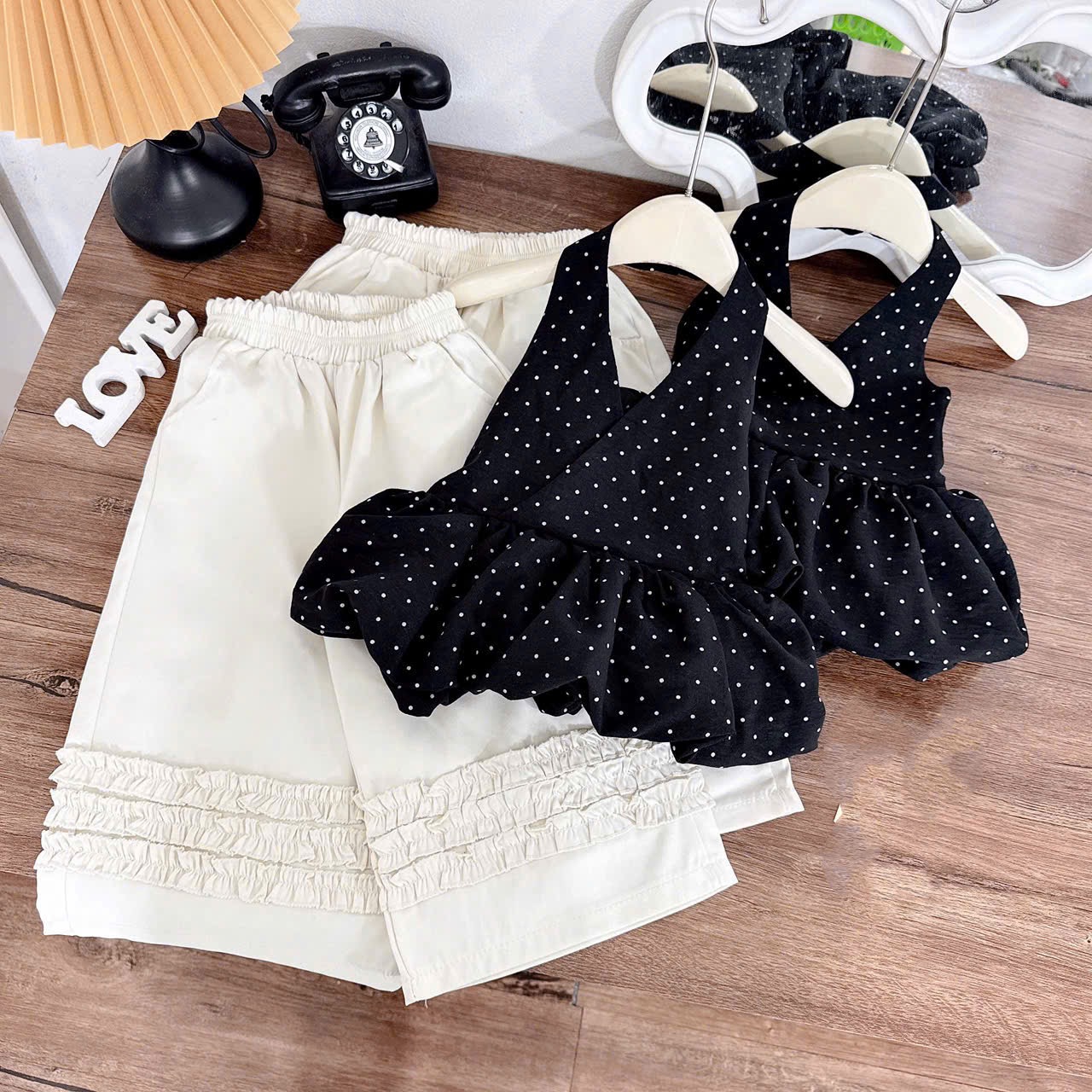 Sét bộ chấm bi đen cổ yếm quần xuông kem bé gái