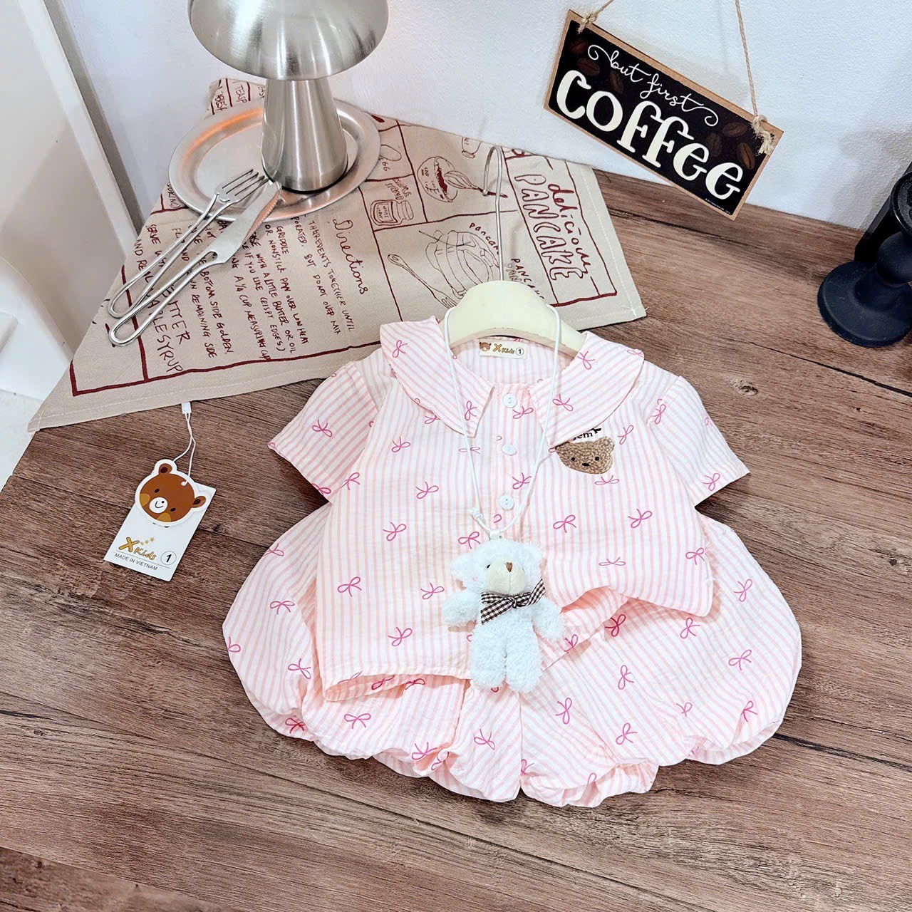 Sét bộ kẻ nơ kèm thú bông nhỏ quần bồng bé gái