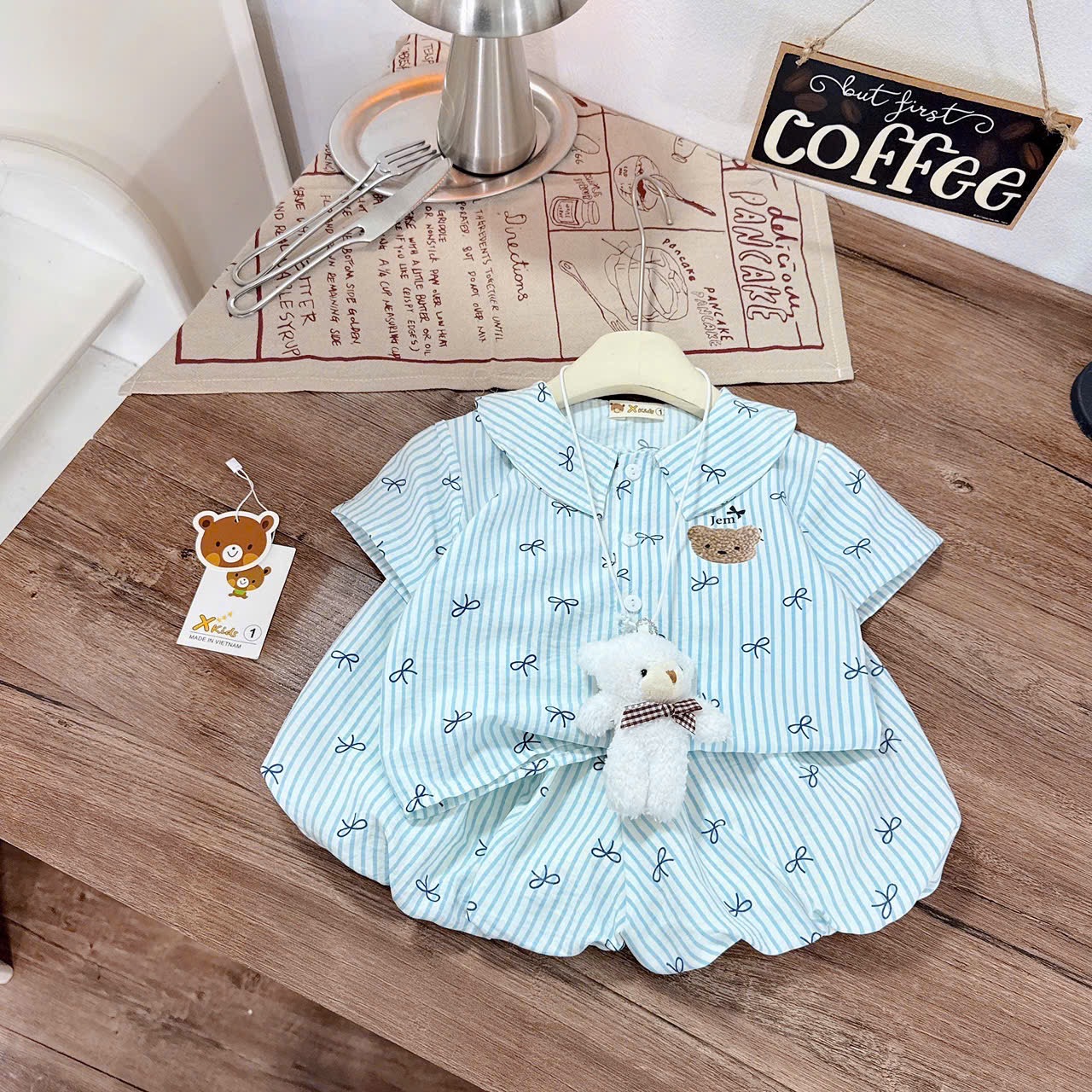 Sét bộ kẻ nơ kèm thú bông nhỏ quần bồng bé gái