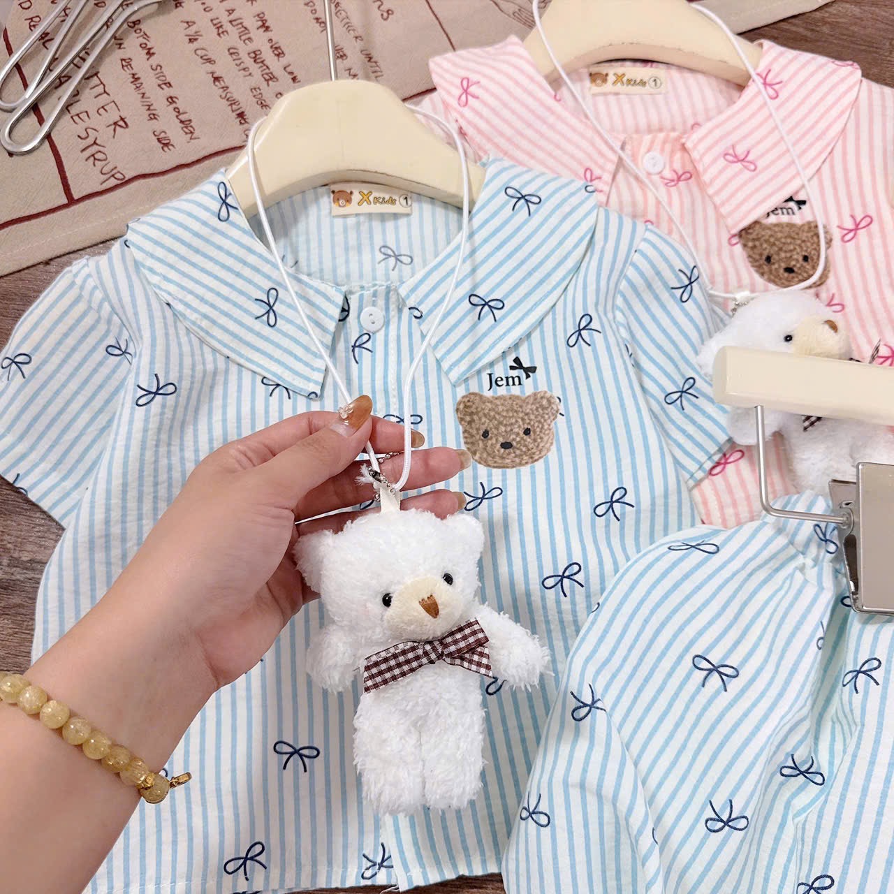 Sét bộ kẻ nơ kèm thú bông nhỏ quần bồng bé gái