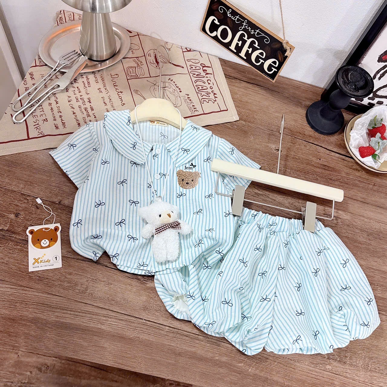 Sét bộ kẻ nơ kèm thú bông nhỏ quần bồng bé gái