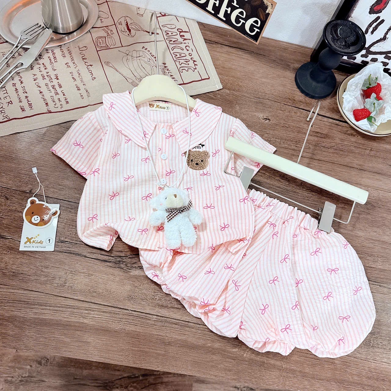 Sét bộ kẻ nơ kèm thú bông nhỏ quần bồng bé gái