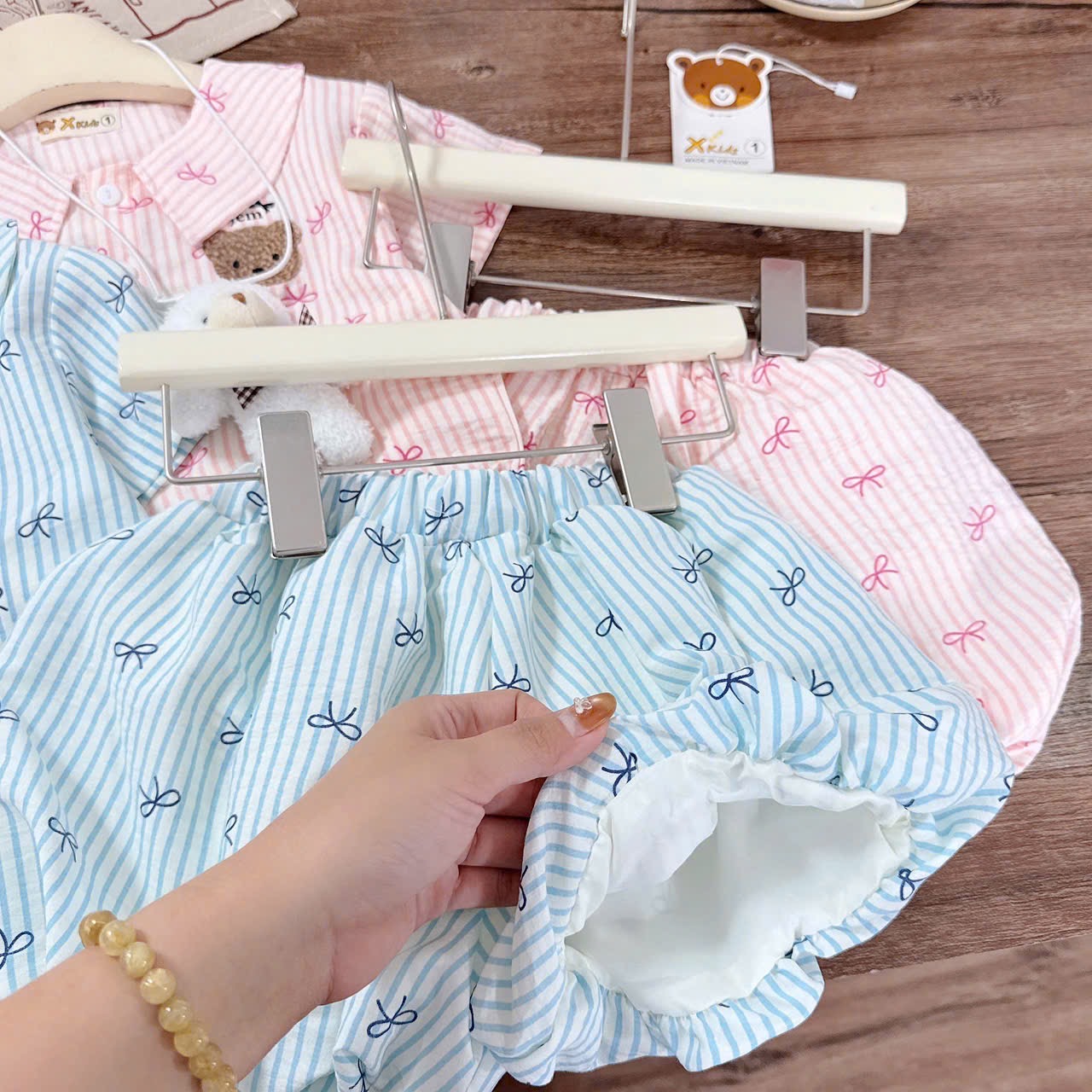 Sét bộ kẻ nơ kèm thú bông nhỏ quần bồng bé gái