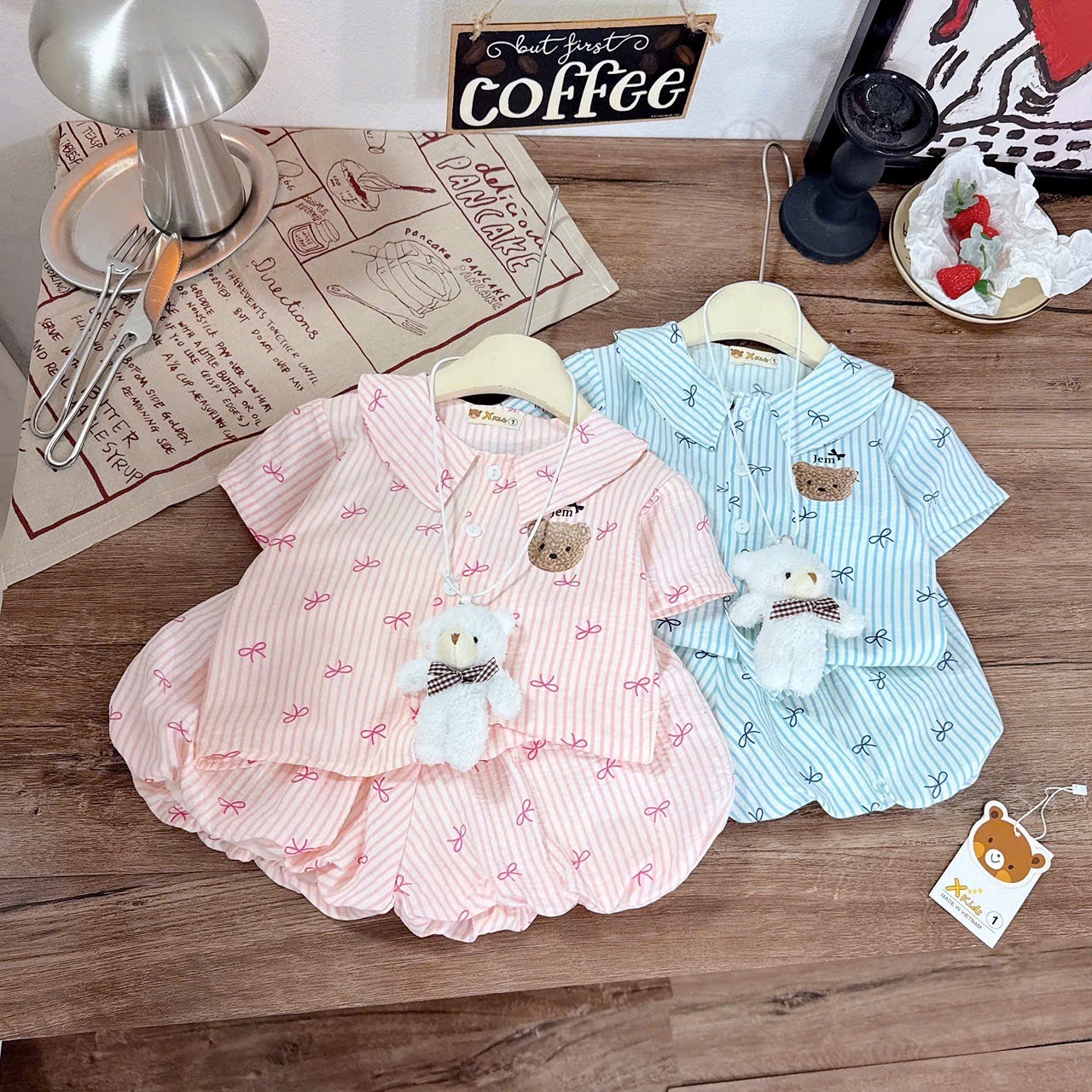 Sét bộ kẻ nơ kèm thú bông nhỏ quần bồng bé gái