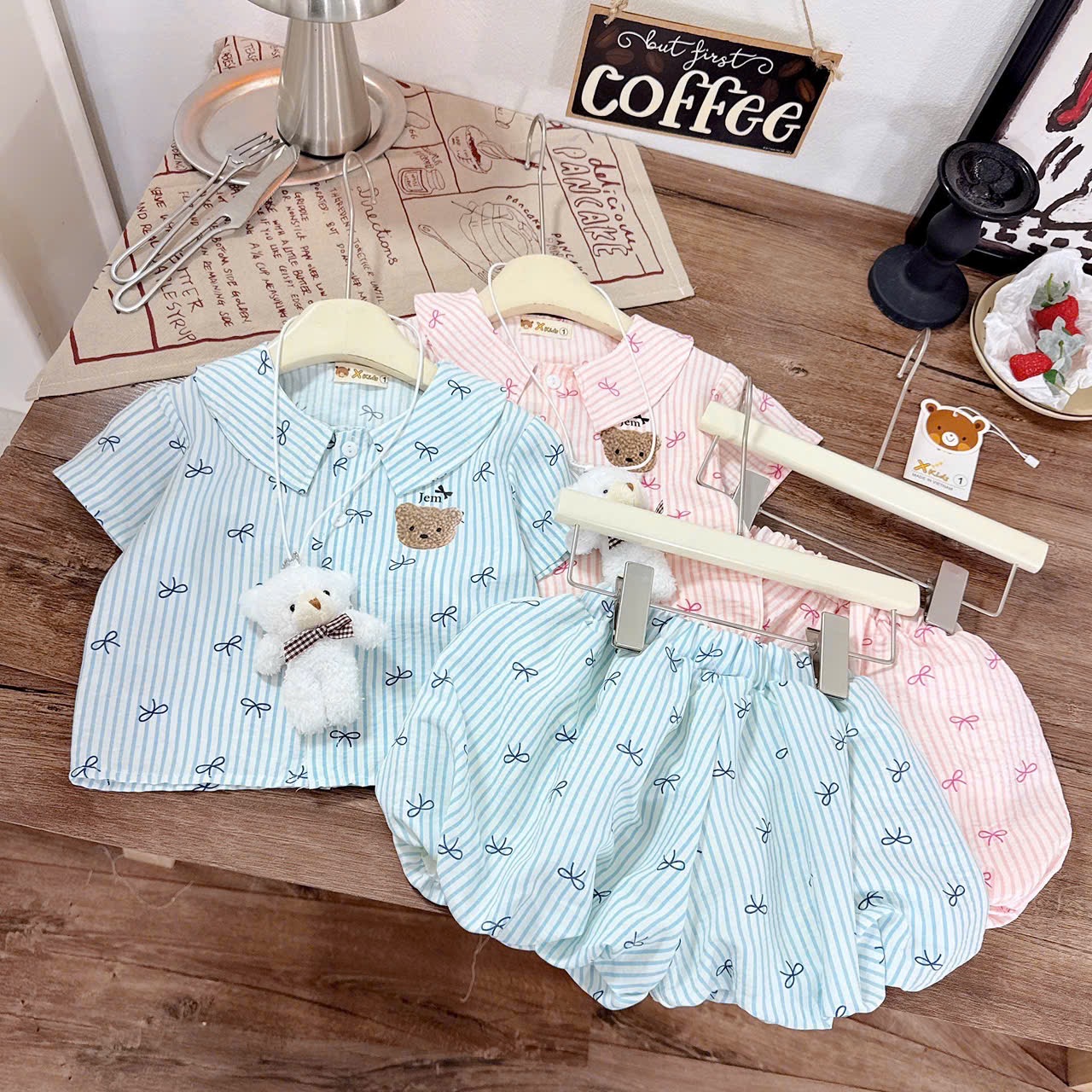 Sét bộ kẻ nơ kèm thú bông nhỏ quần bồng bé gái