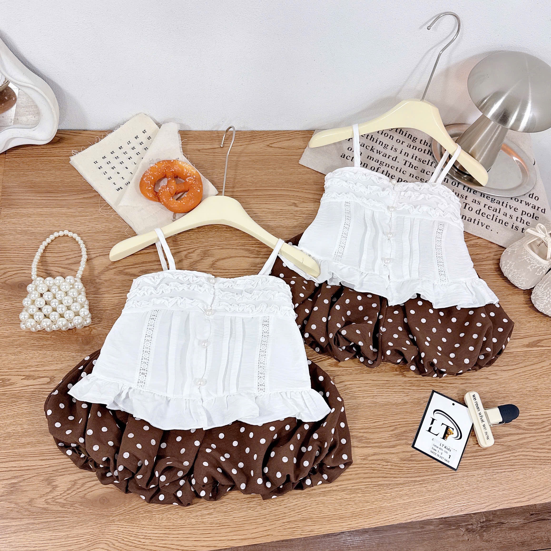 Sét bộ trắng 2 dây quần bi nâu bé gái lt