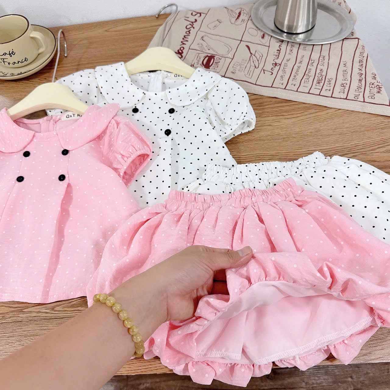 Sét chấm bi nhỏ cổ sen hồng trắng qt bé gái