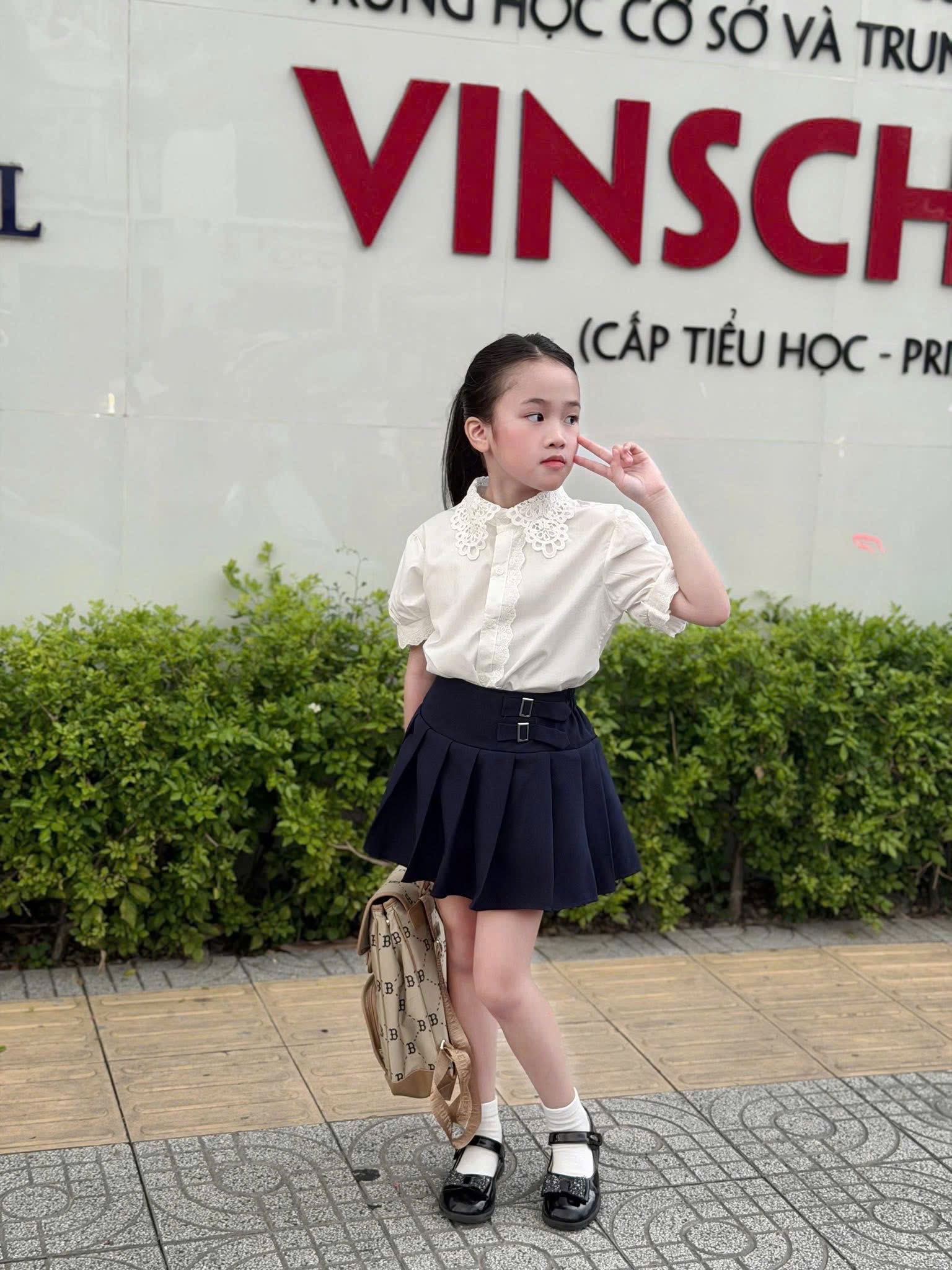 Sét đồng phục áo trắng cổ ren cv xếp ly bé gái