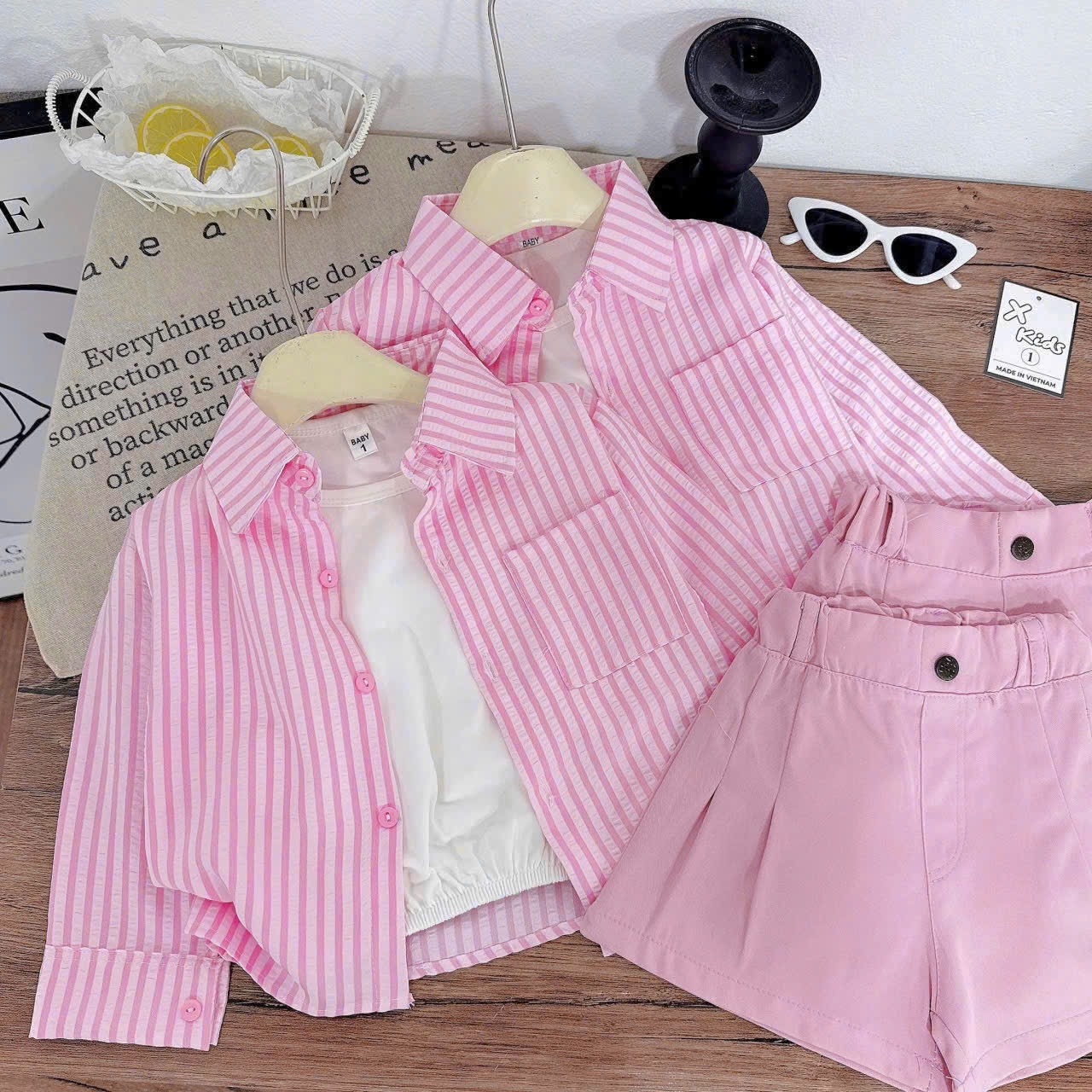 Sét sơmi kẻ hồng 3 chi tiết quần sooc bé gái