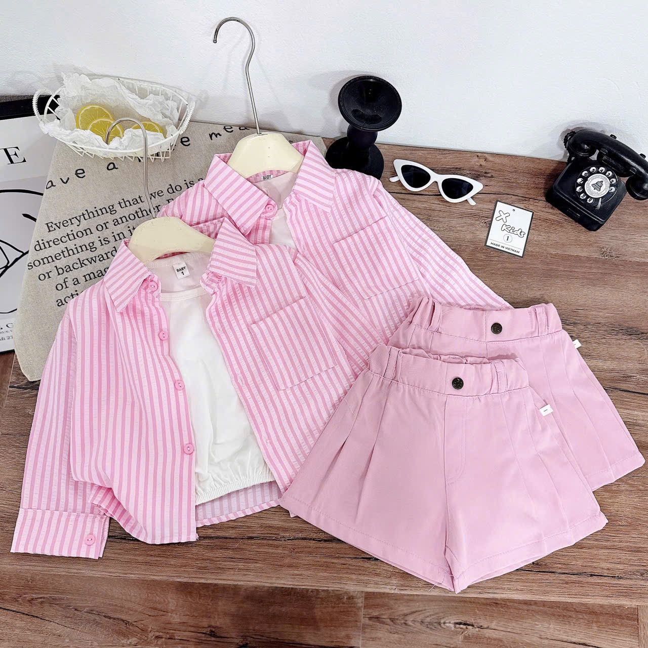 Sét sơmi kẻ hồng 3 chi tiết quần sooc bé gái
