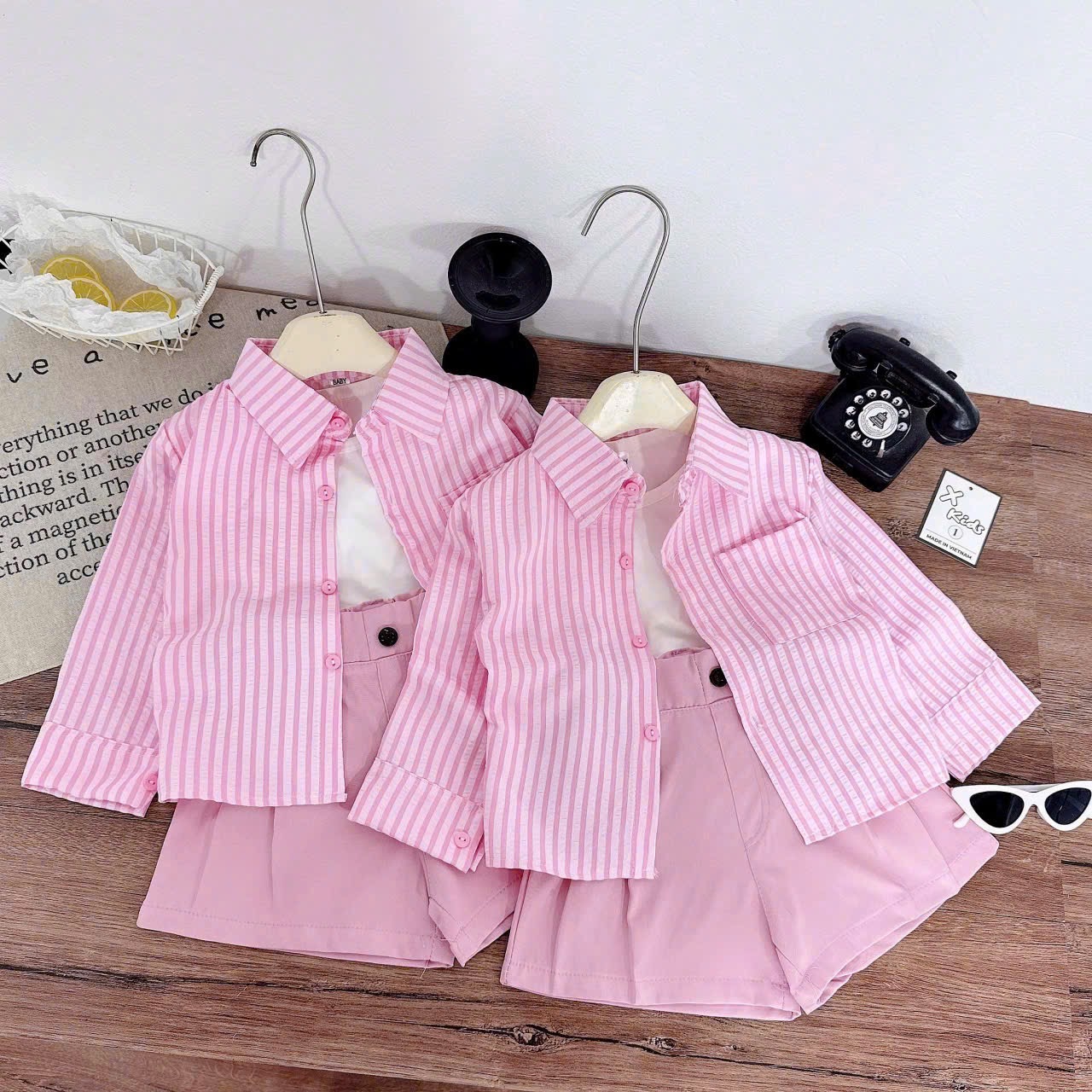 Sét sơmi kẻ hồng 3 chi tiết quần sooc bé gái