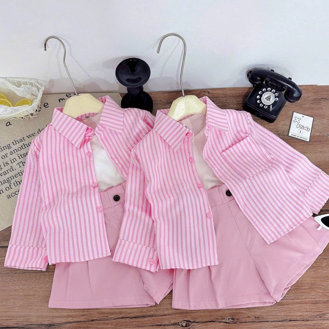 Sét sơmi kẻ hồng 3 chi tiết quần sooc bé gái