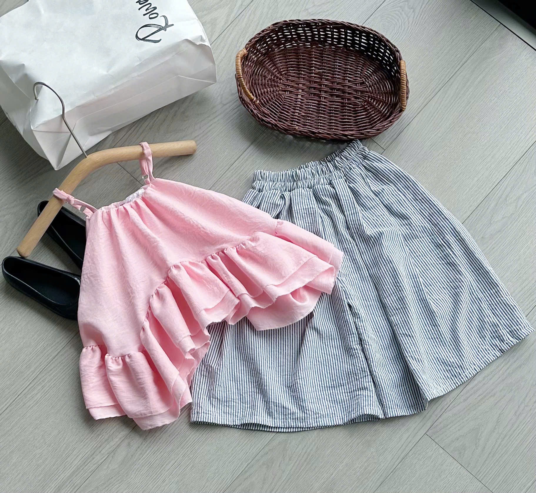 Sét váy 2 dây hồng quần xuông kẻ bé gái