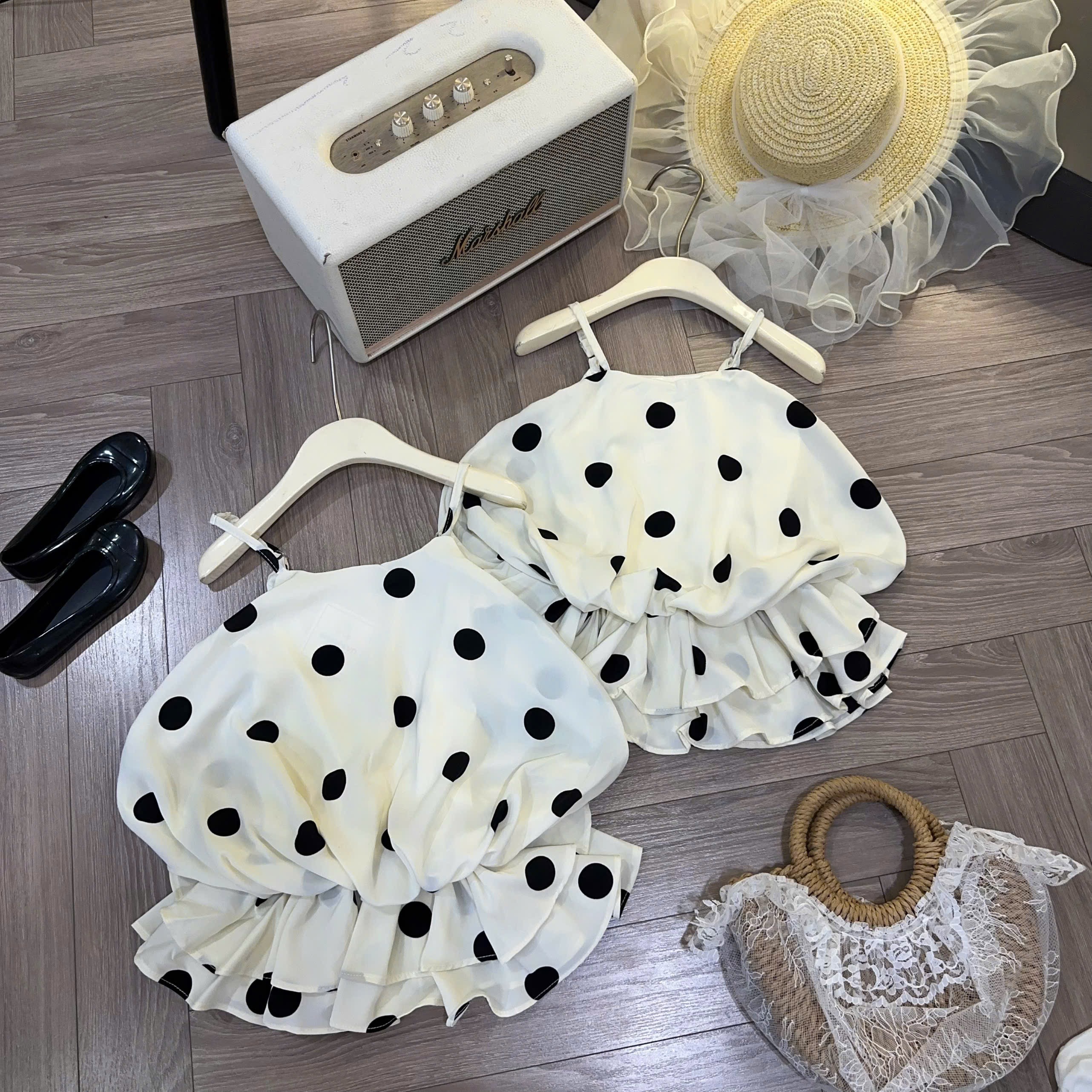 Sét váy chấm bi 2 dây bo dáng có quần bảo hộ bé gái