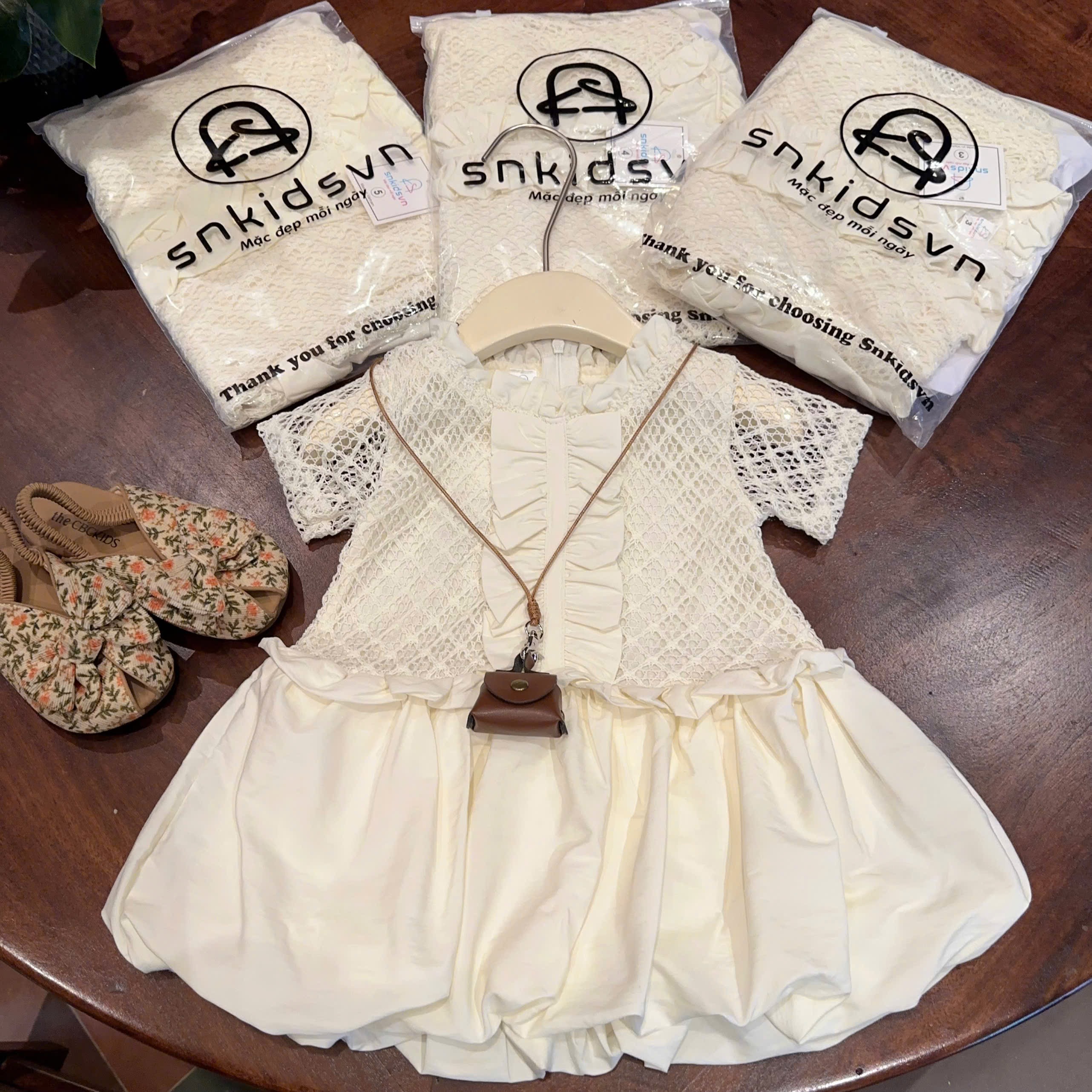 Sét váy kem tiểu thư bé gái