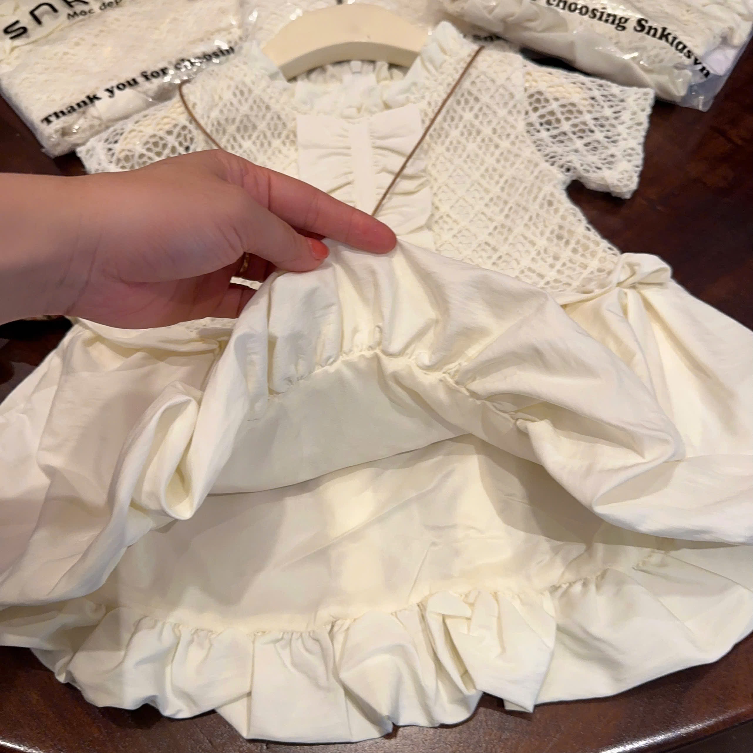 Sét váy kem tiểu thư bé gái