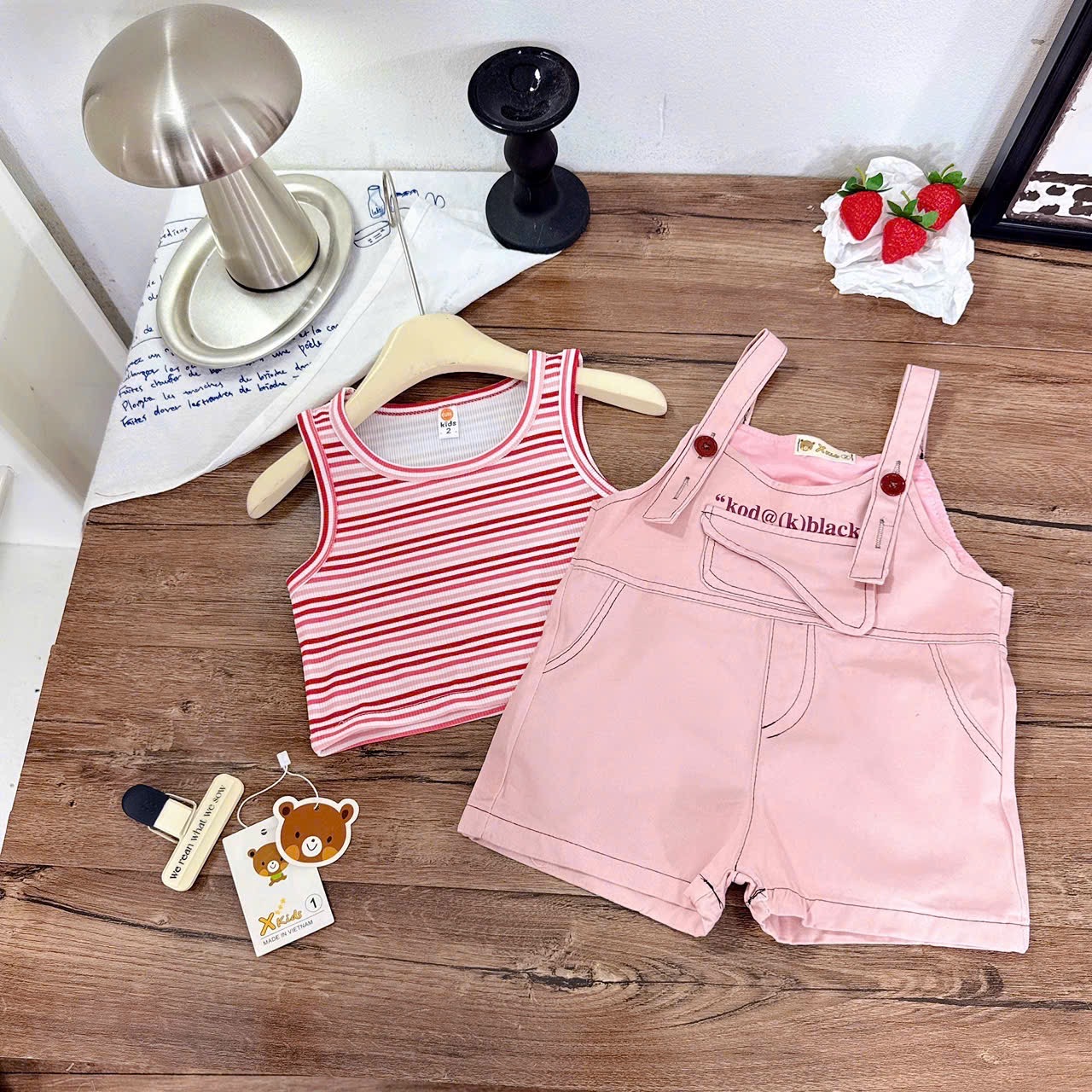 Sét yếm kaki hồng kèm áo xk bé gái